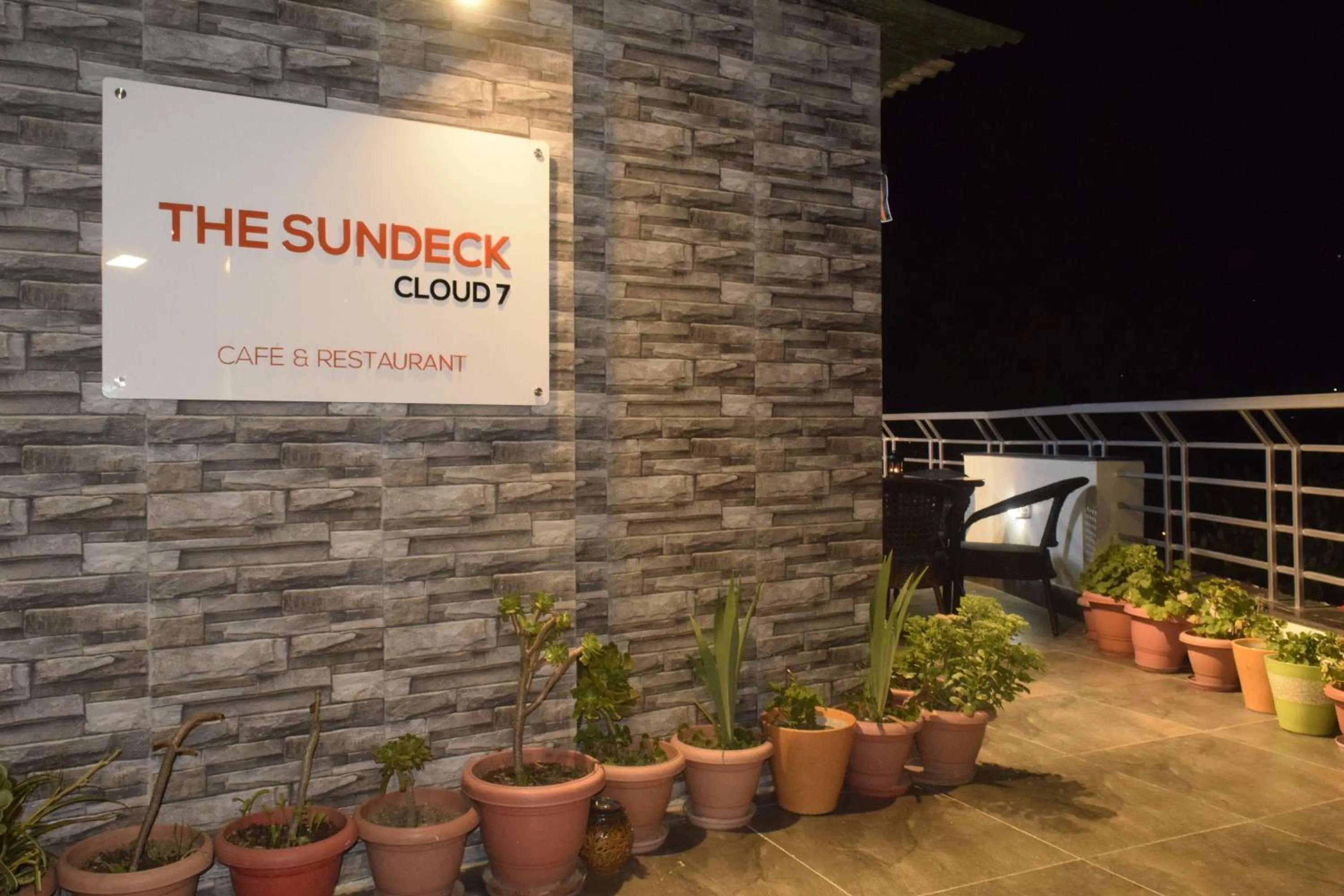 Restaurant/places to eat in Cloud 7