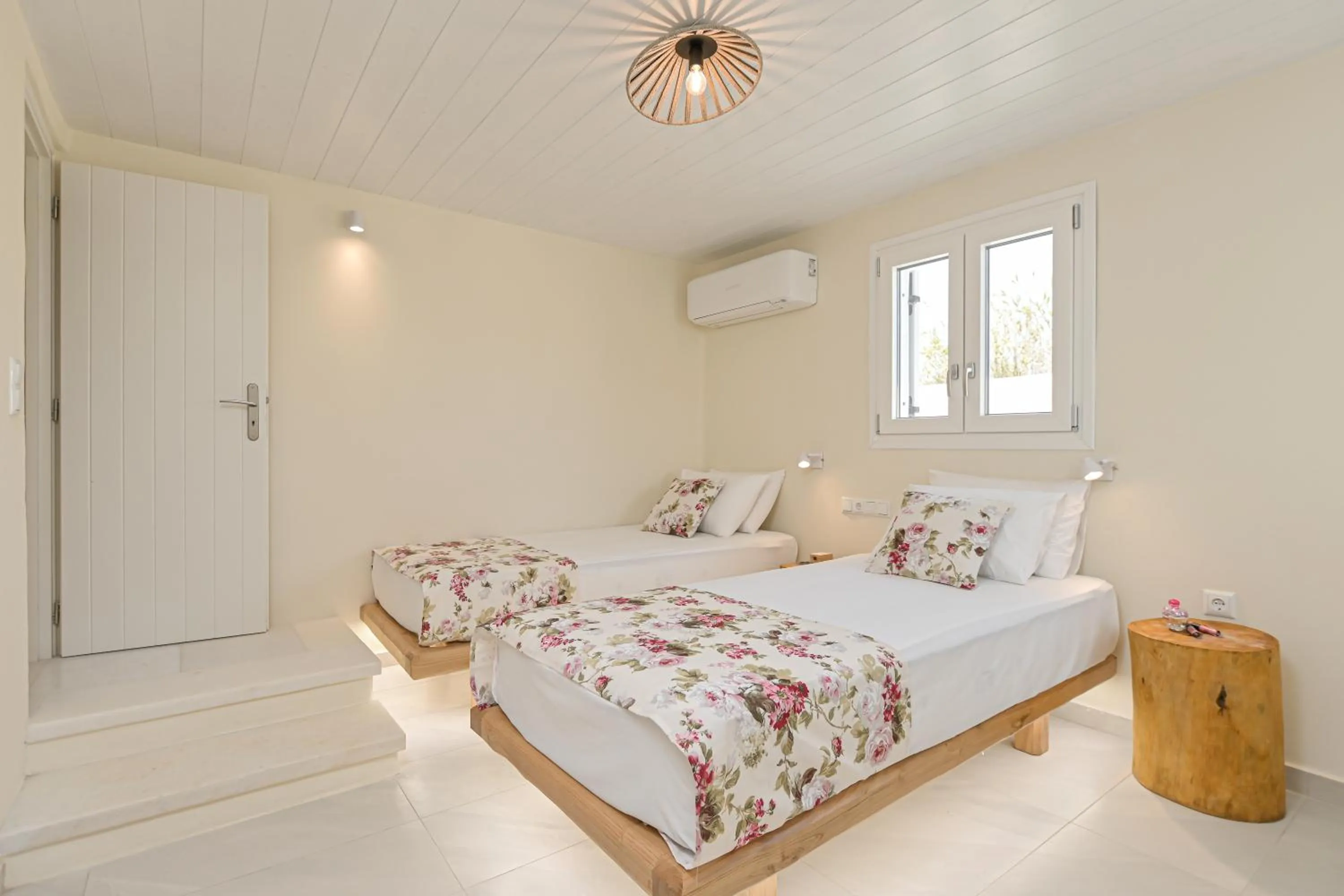 Bed in Naxian Queen Luxury Villas & Suites