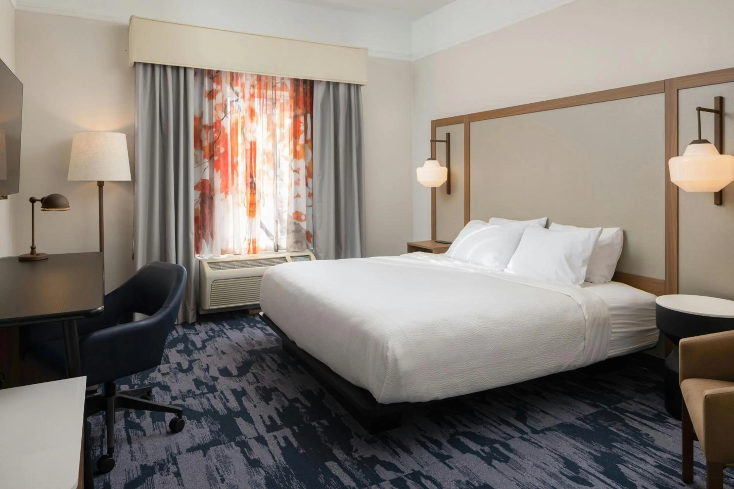 Photo of the whole room, Bed in Fairfield Inn and Suites by Marriott Fort Wayne