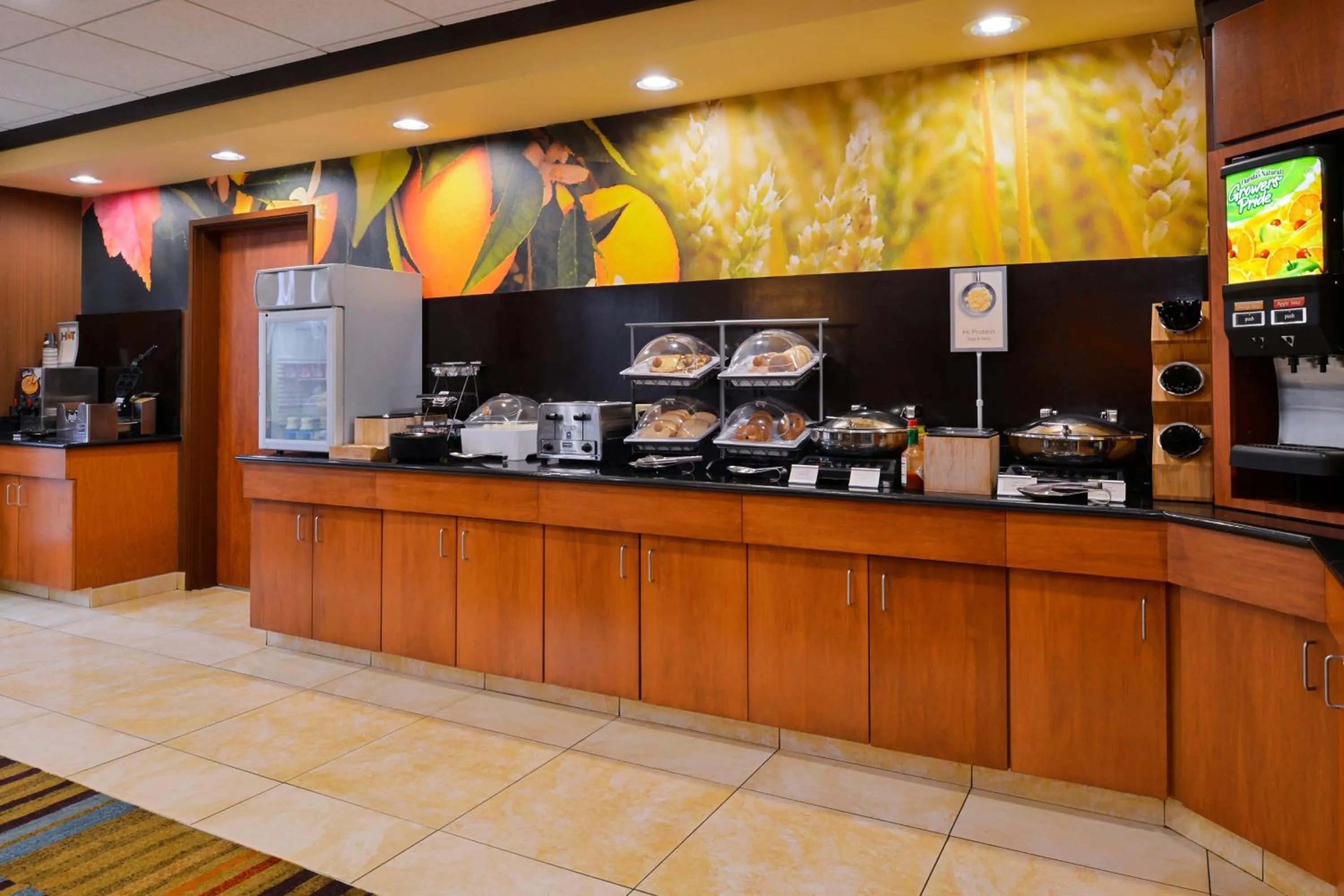 Breakfast in Fairfield Inn and Suites by Marriott Fort Wayne