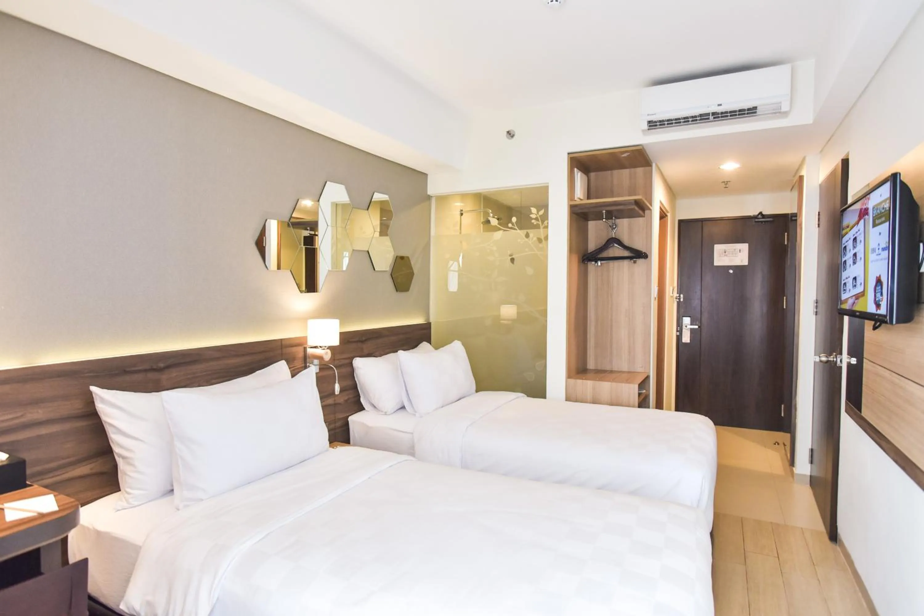 Bedroom, Bed in Golden Tulip Essential Tangerang