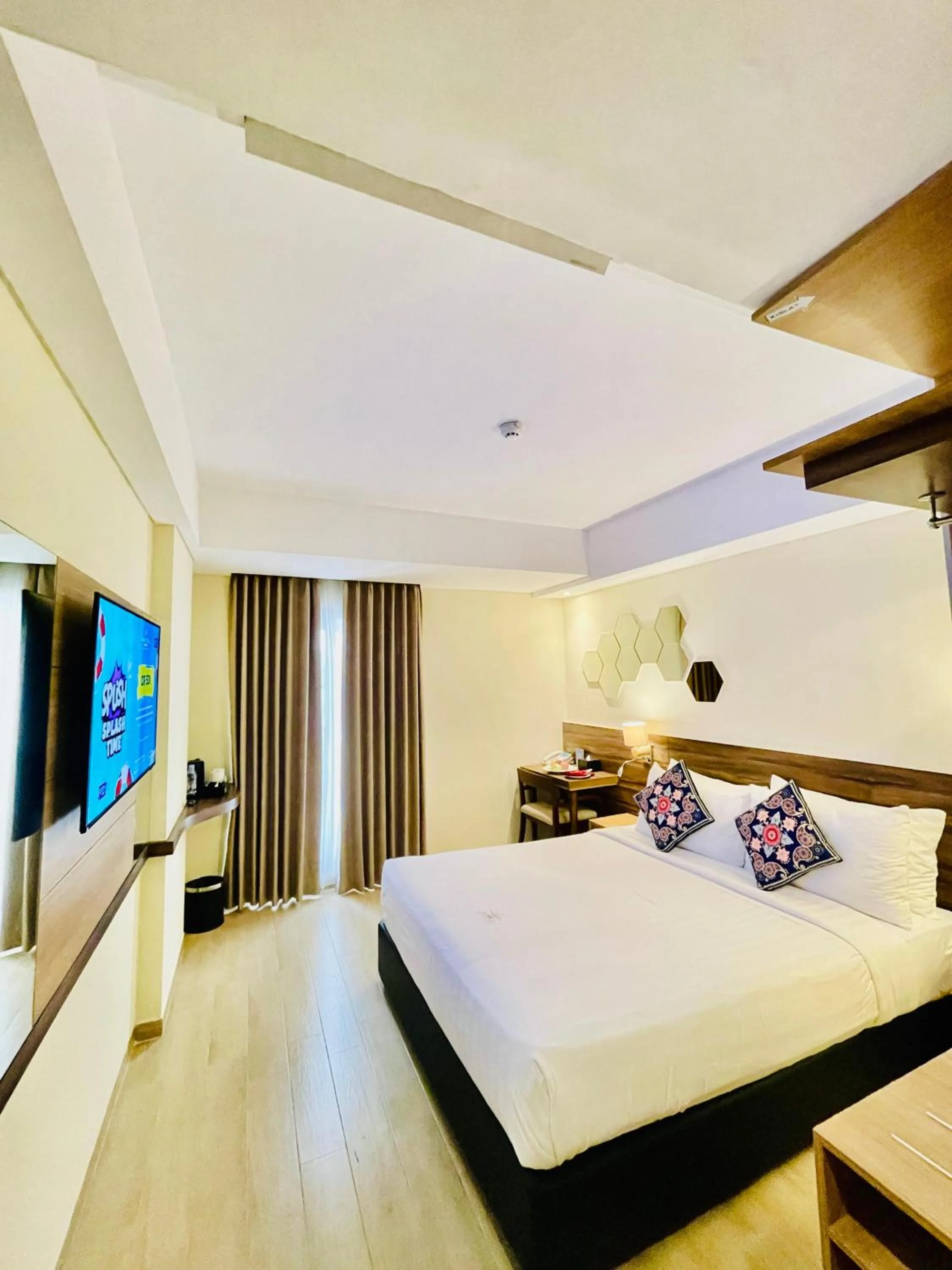 Photo of the whole room, Bed in Golden Tulip Essential Tangerang