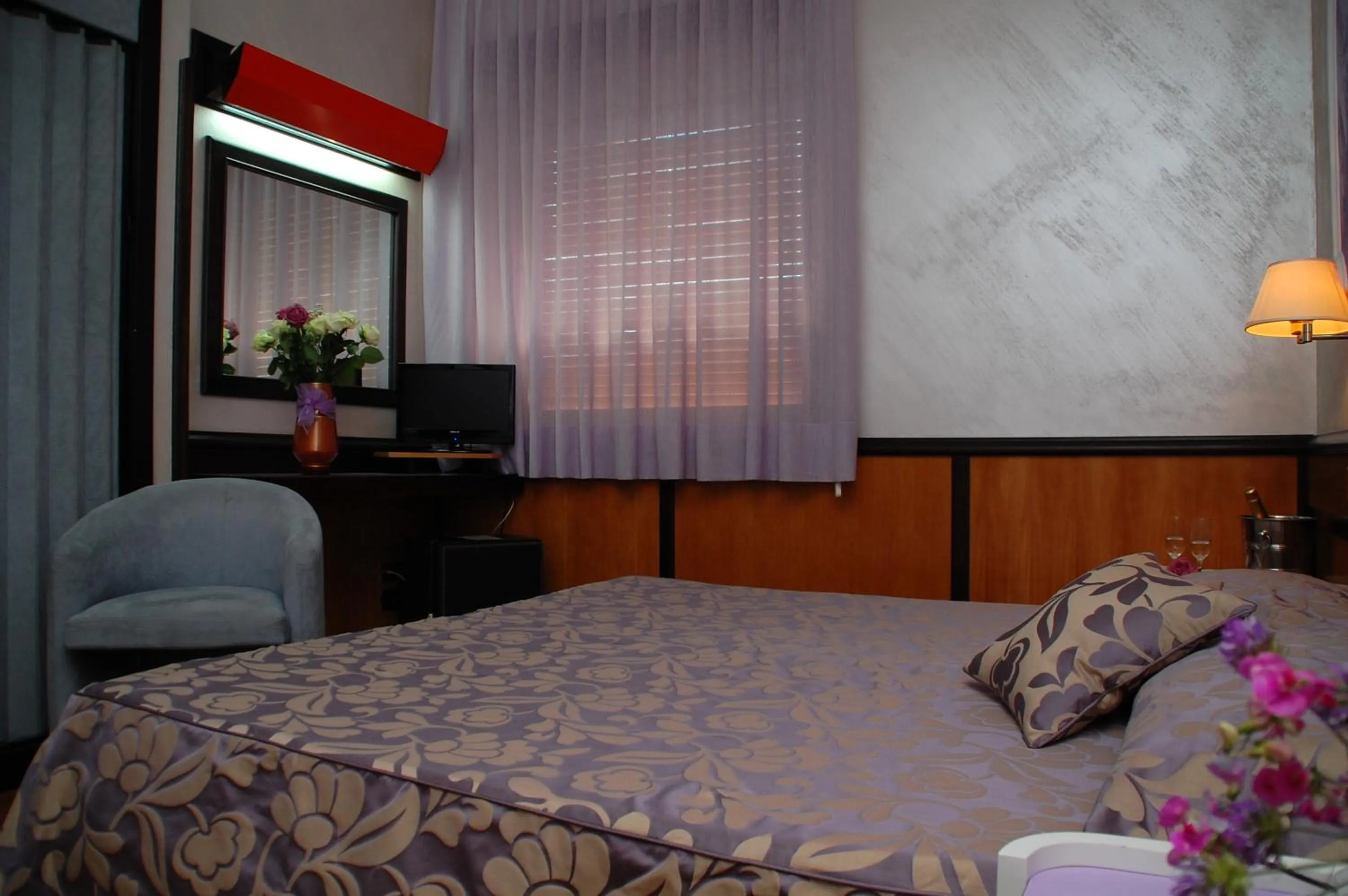 Photo of the whole room, Bed in Benny Hotel