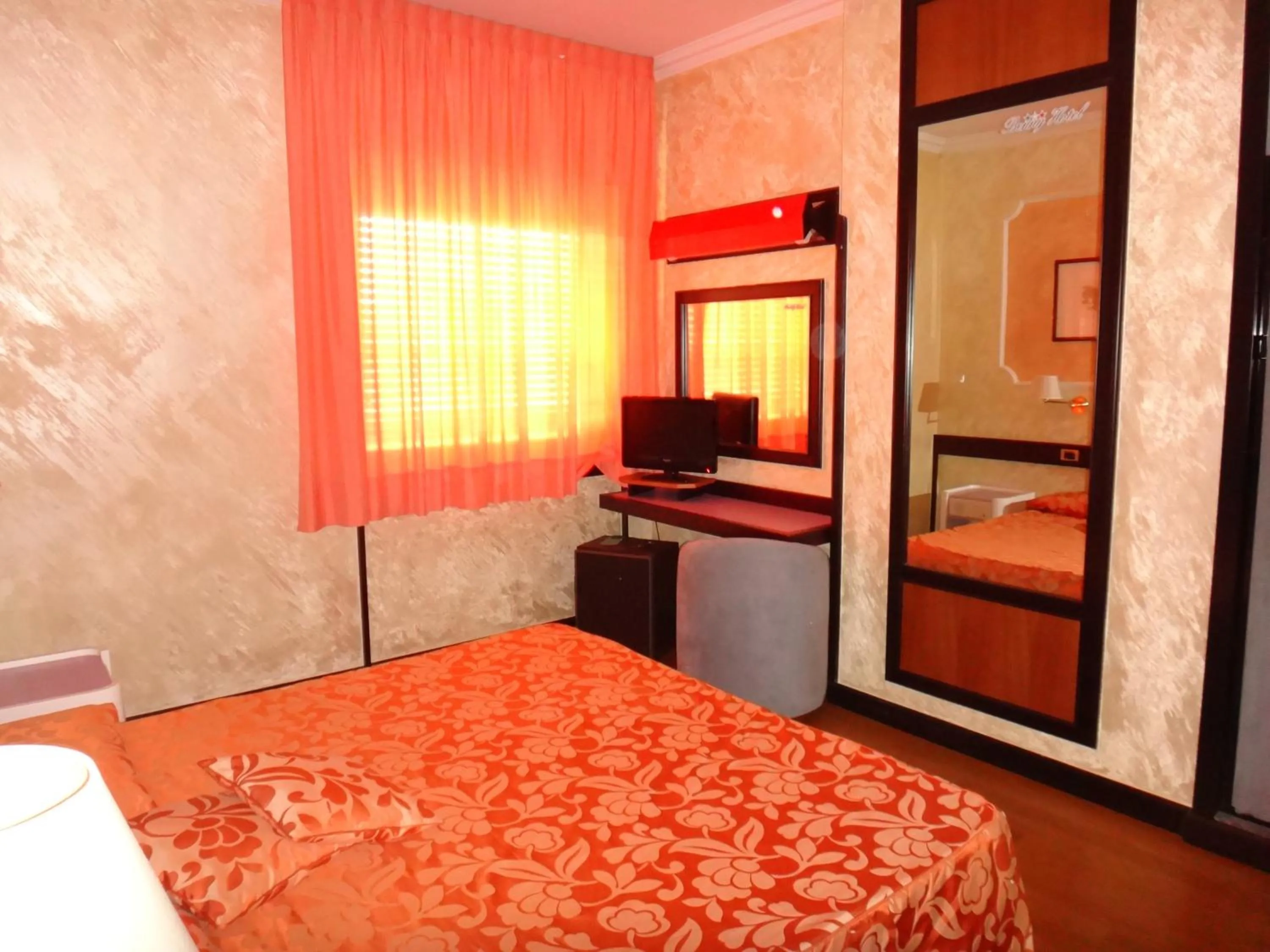 Photo of the whole room, Bed in Benny Hotel