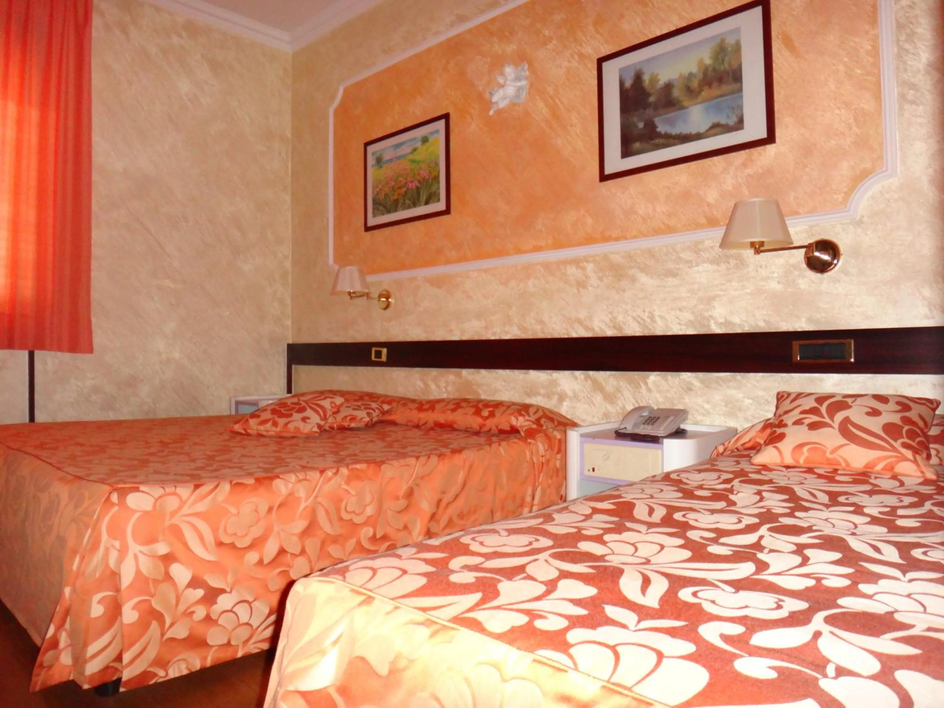 Photo of the whole room, Bed in Benny Hotel