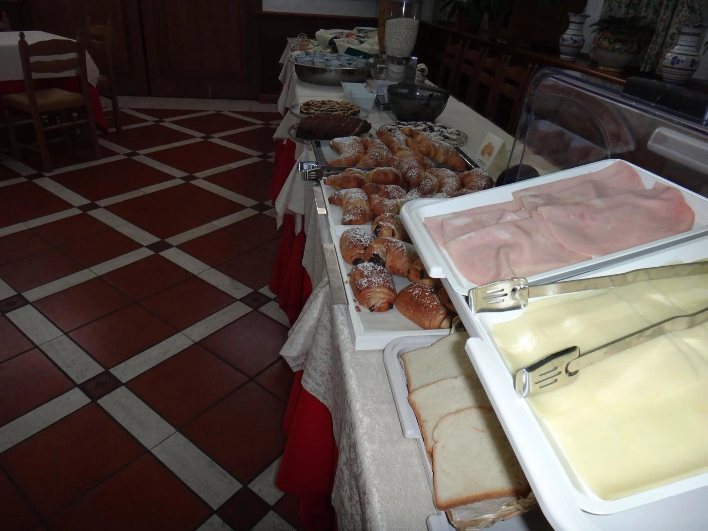 Food and drinks in Benny Hotel