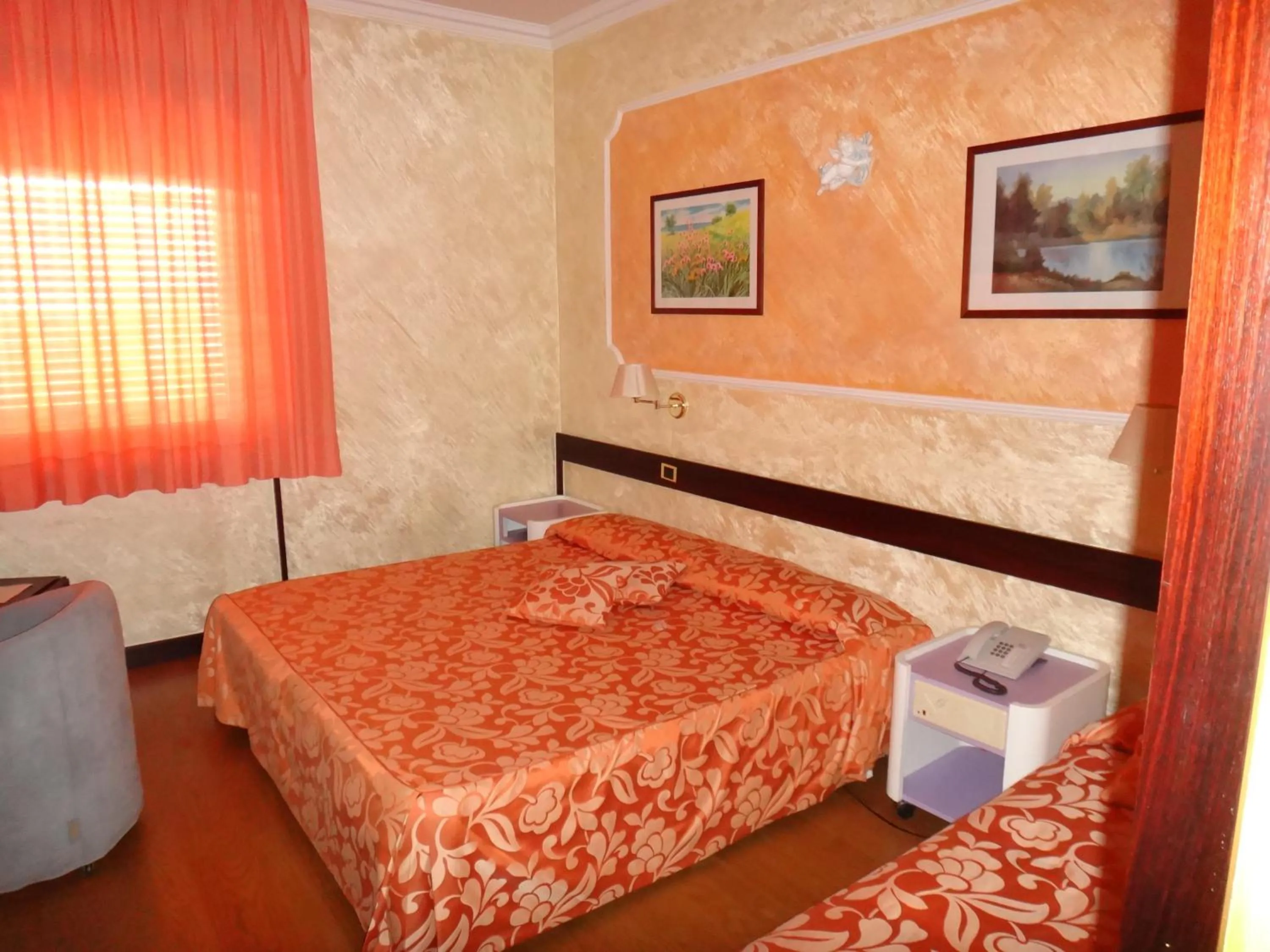 Photo of the whole room, Bed in Benny Hotel