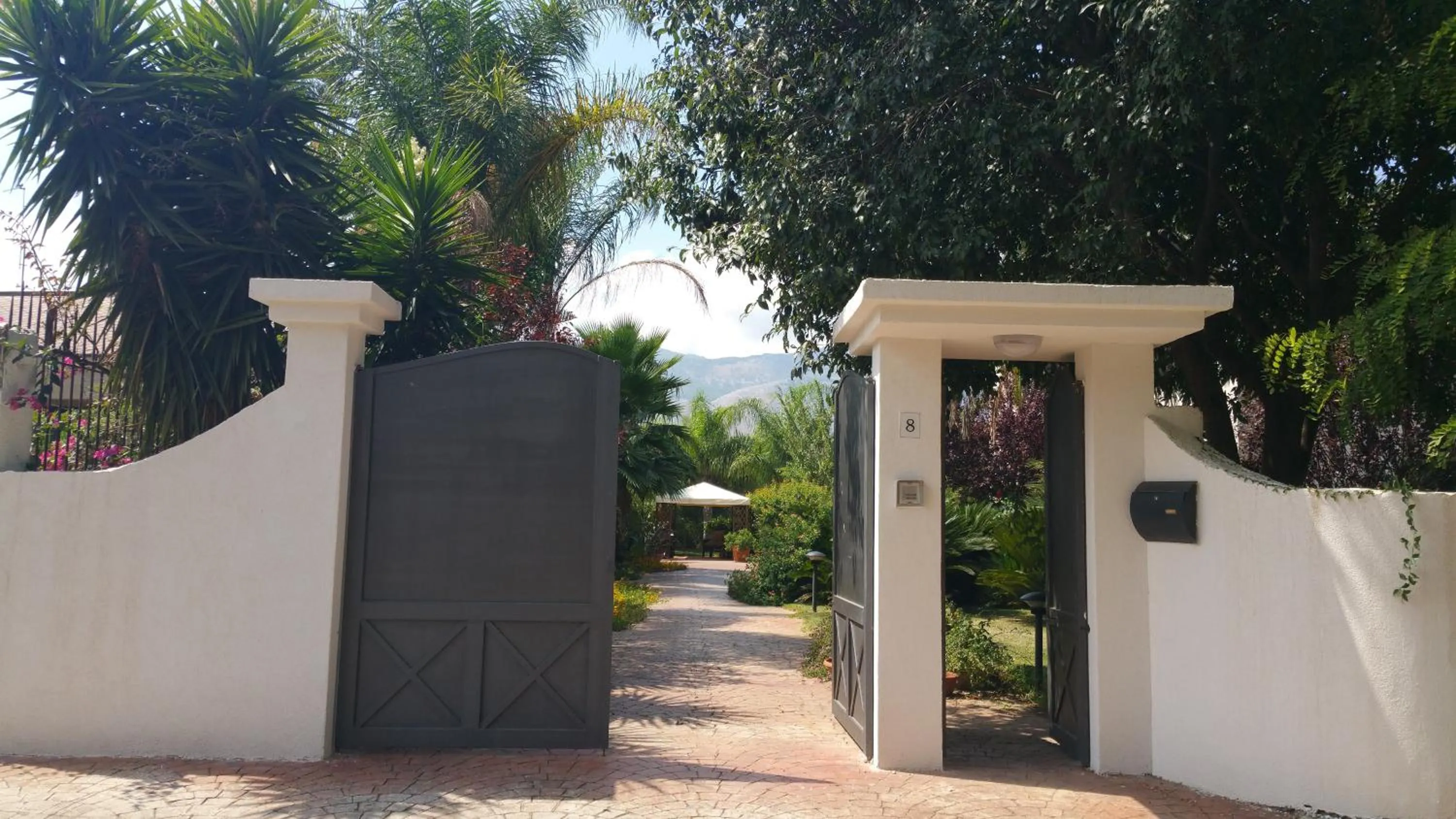 Property building in B & B Villa Flora