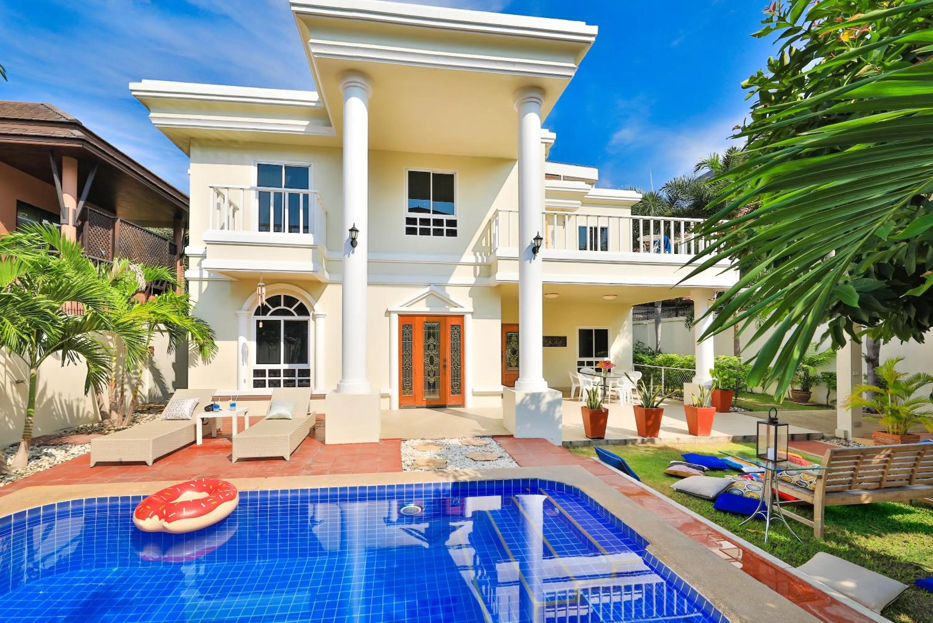 Swimming pool in Sweet Villas Pattaya