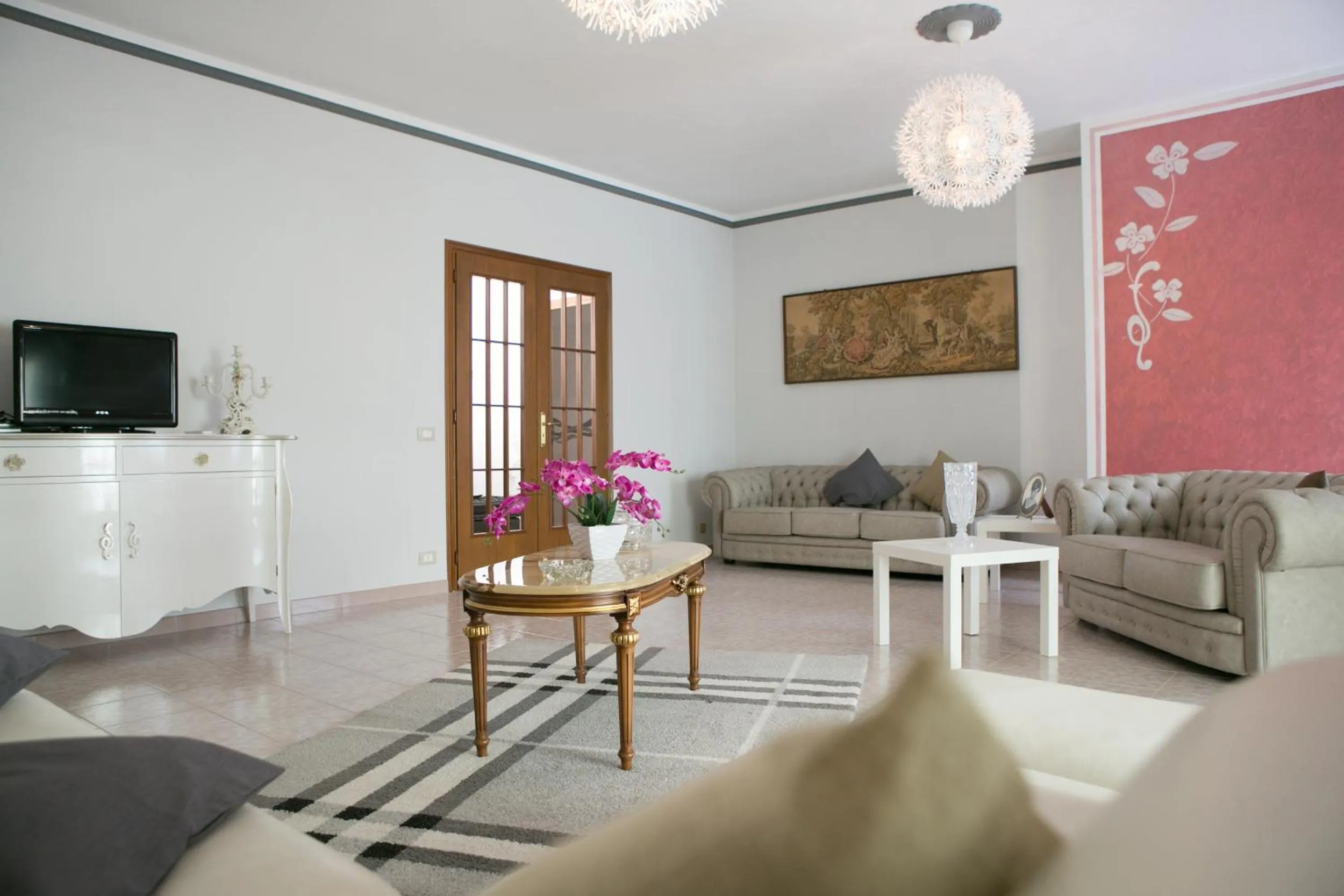 Communal lounge/ TV room in B&B The Queen