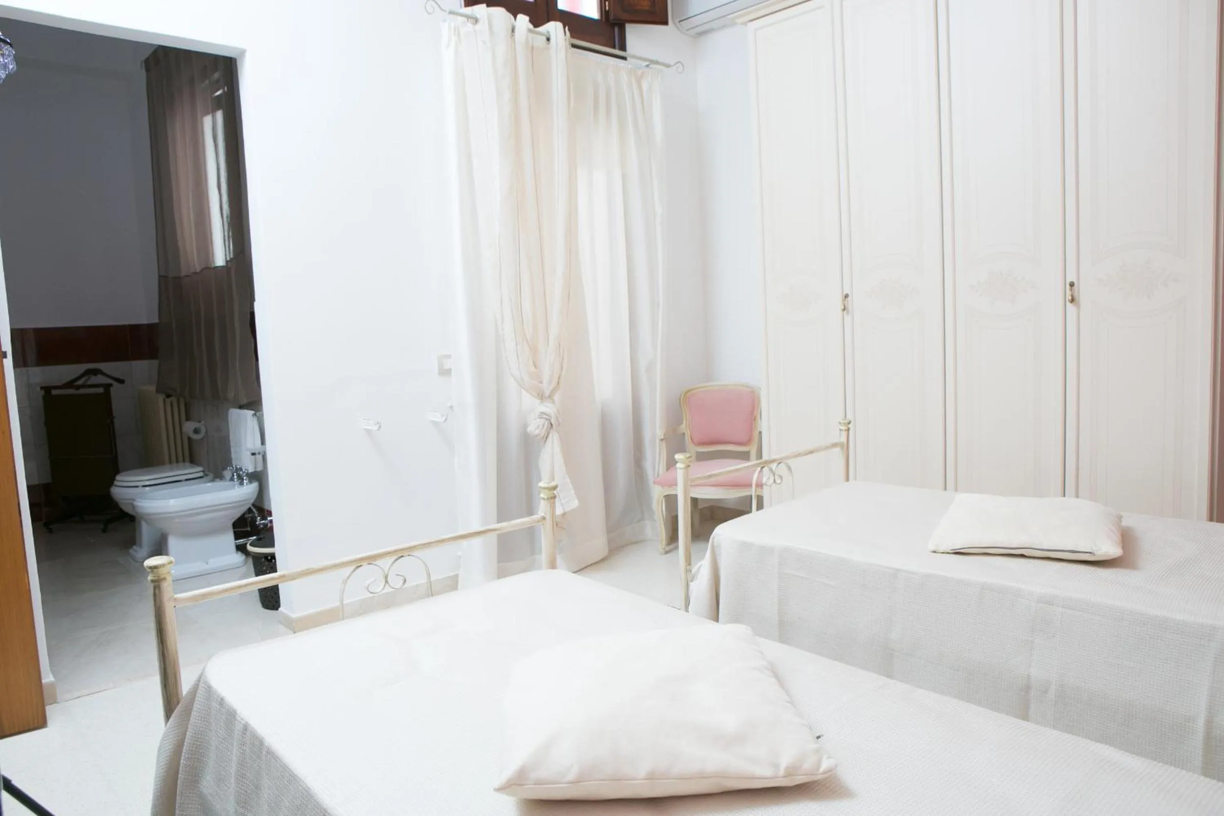 Photo of the whole room, Bed in B&B The Queen