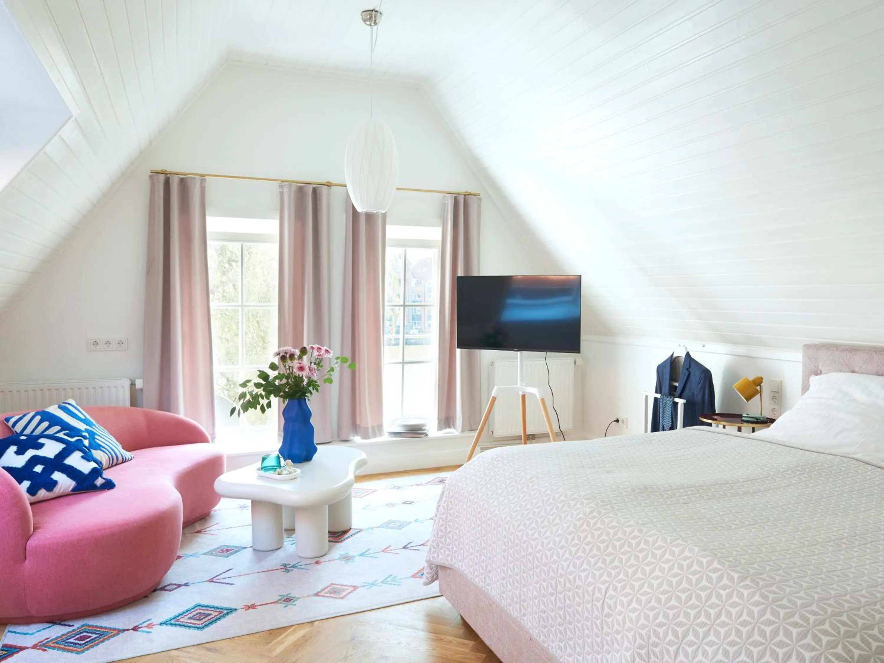 Photo of the whole room, Bed in Five Rooms