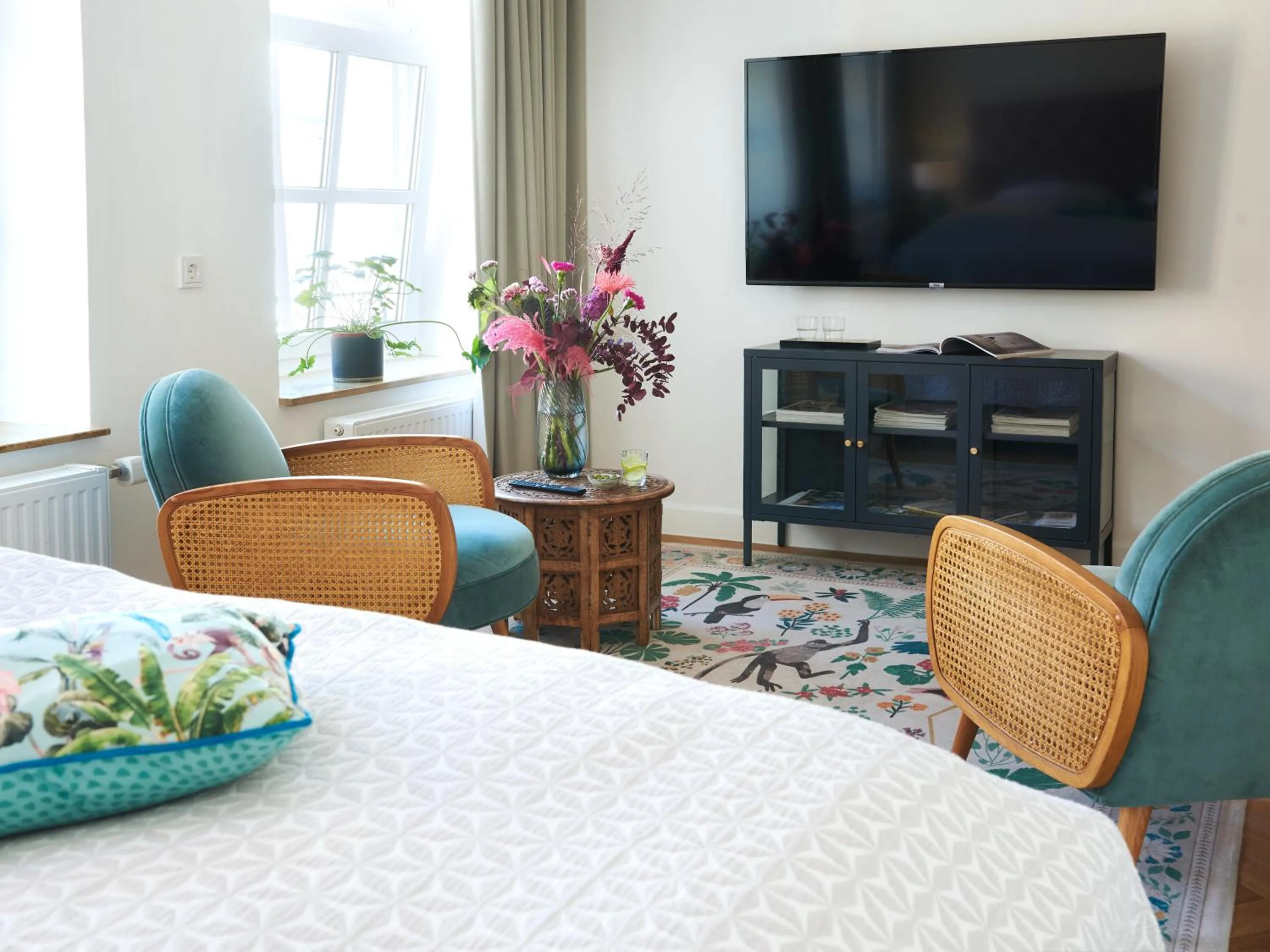 TV and multimedia in Five Rooms