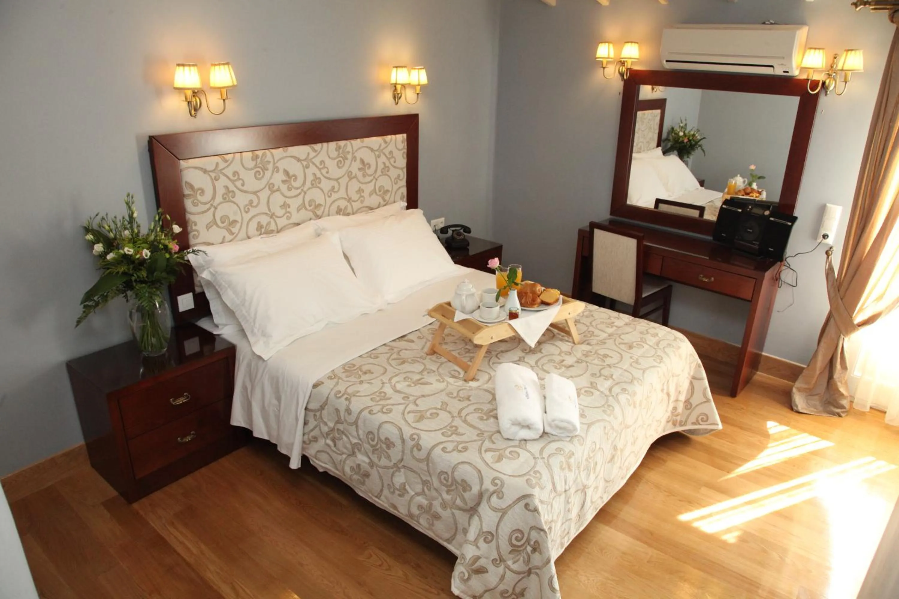 Photo of the whole room, Bed in Apollonion Palace