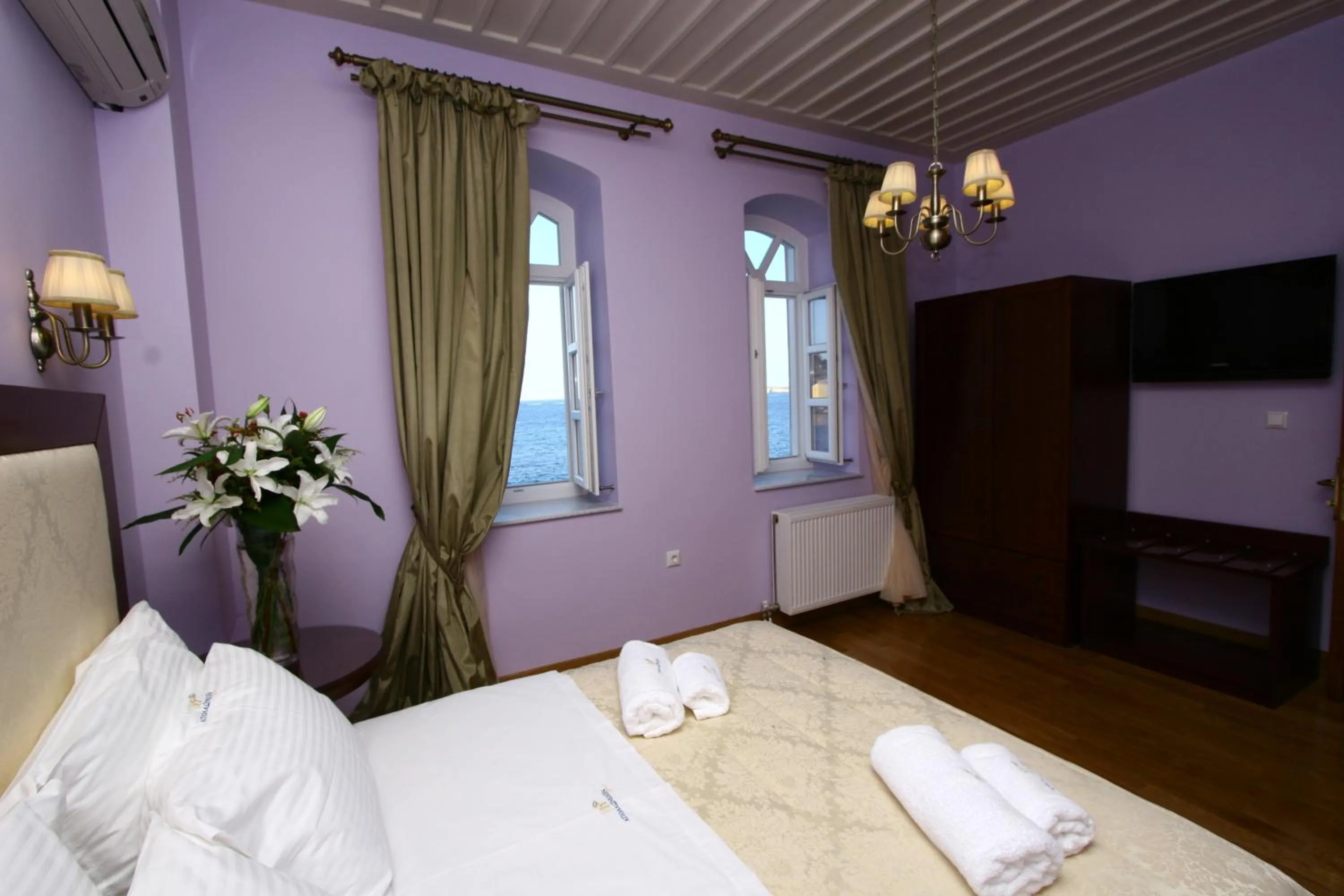 Photo of the whole room, Bed in Apollonion Palace