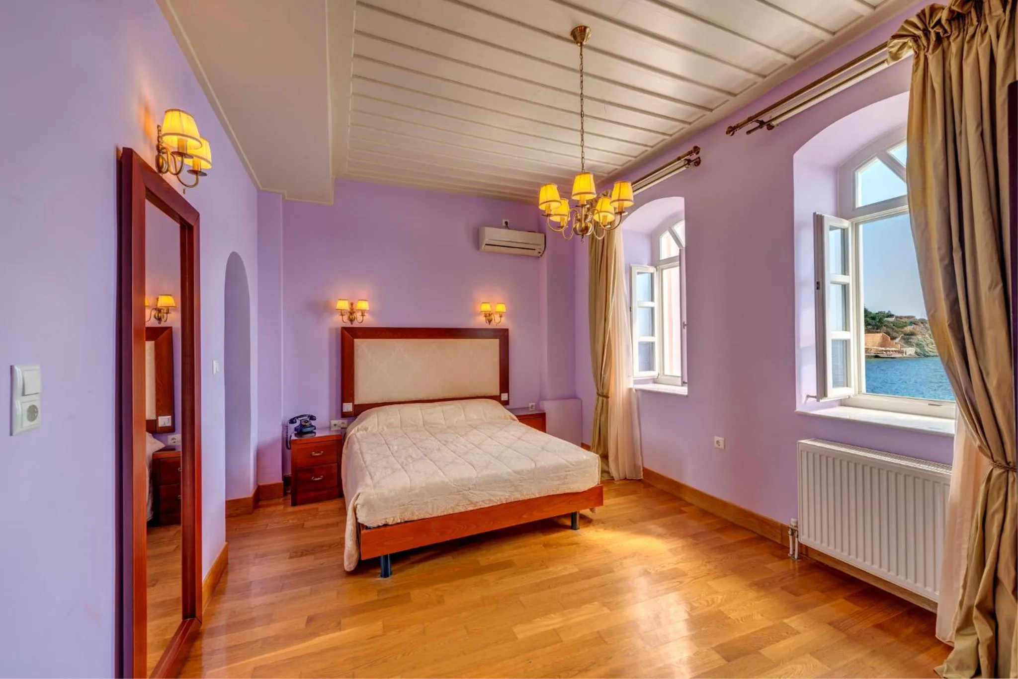 Bedroom, Bed in Apollonion Palace