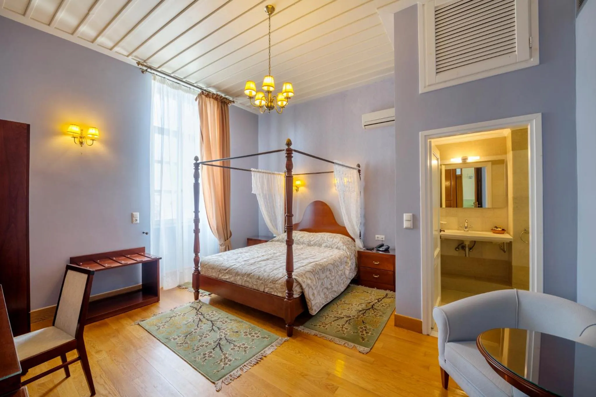 Photo of the whole room, Bed in Apollonion Palace