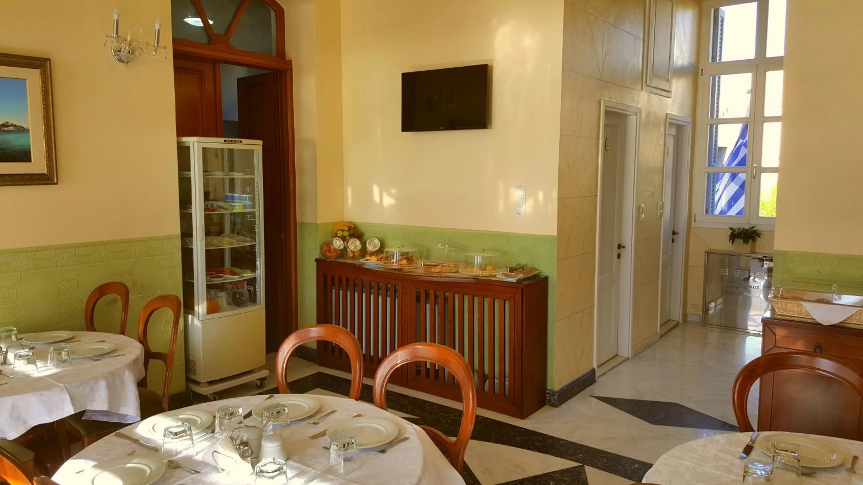 Restaurant/places to eat in Apollonion Palace