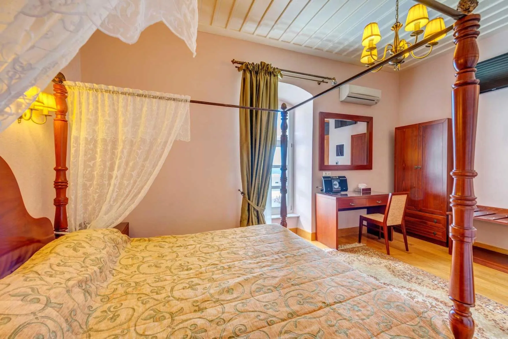 Photo of the whole room, Bed in Apollonion Palace