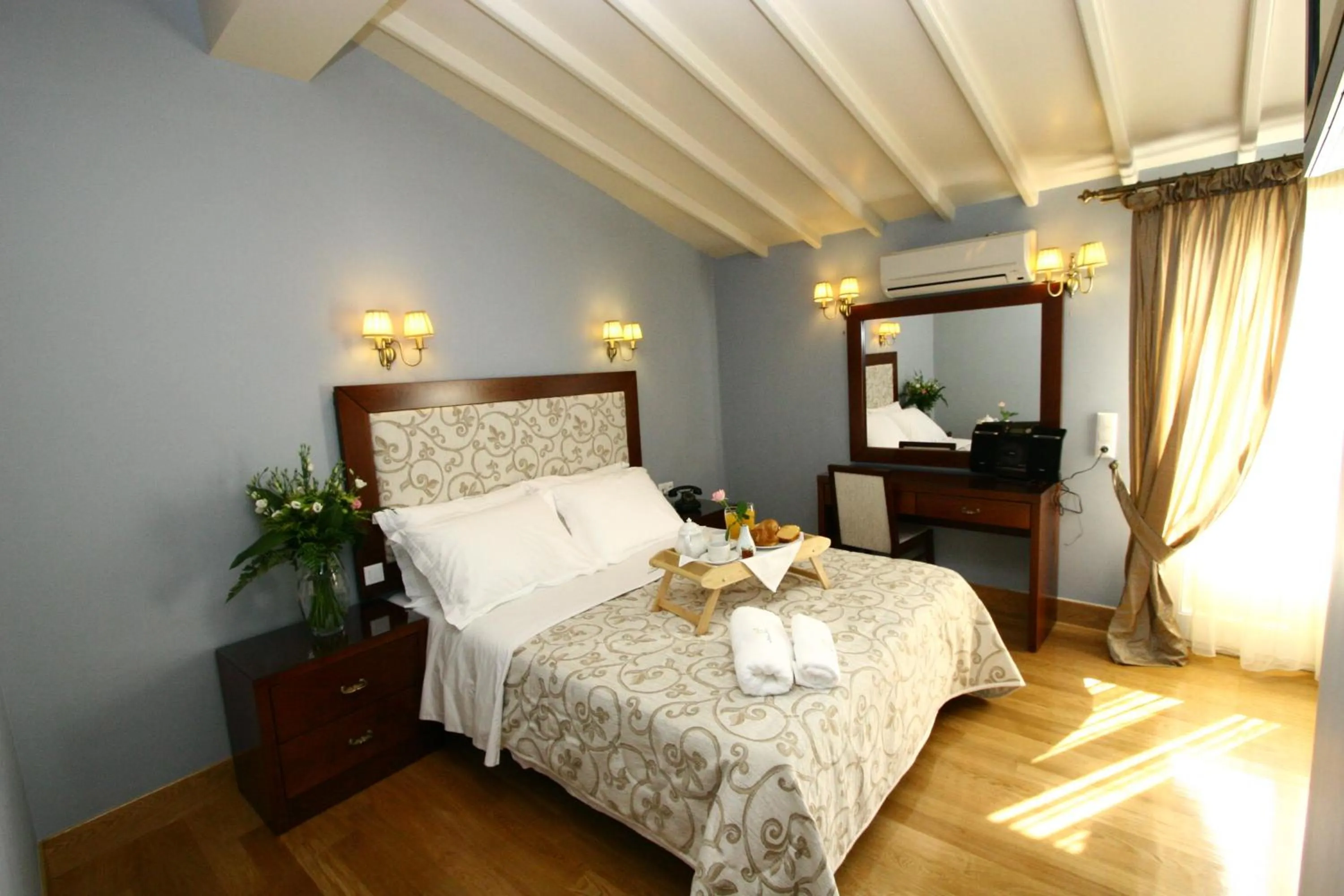 Photo of the whole room, Bed in Apollonion Palace