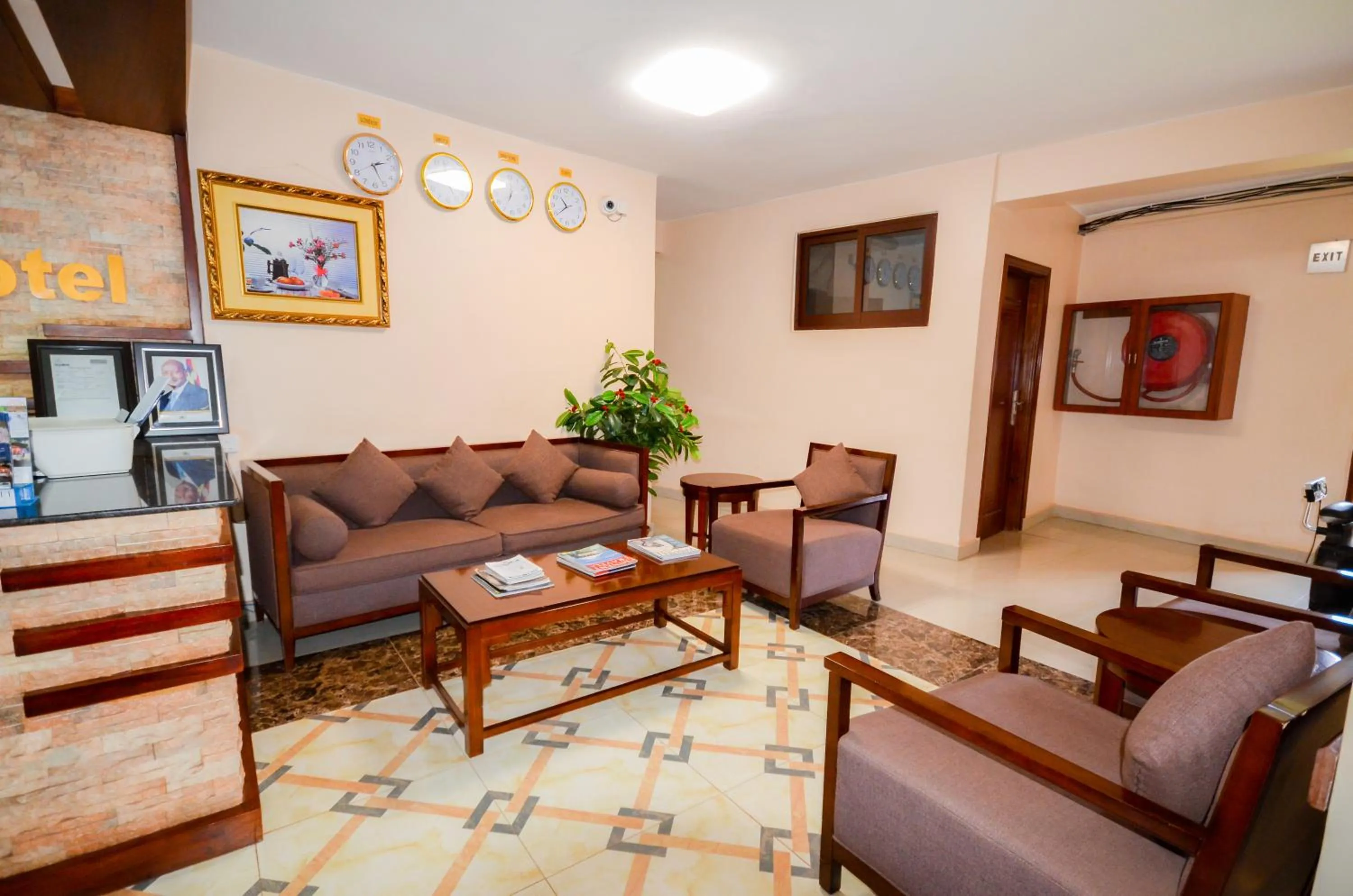 Communal lounge/ TV room in Hillside Plaza Hotel