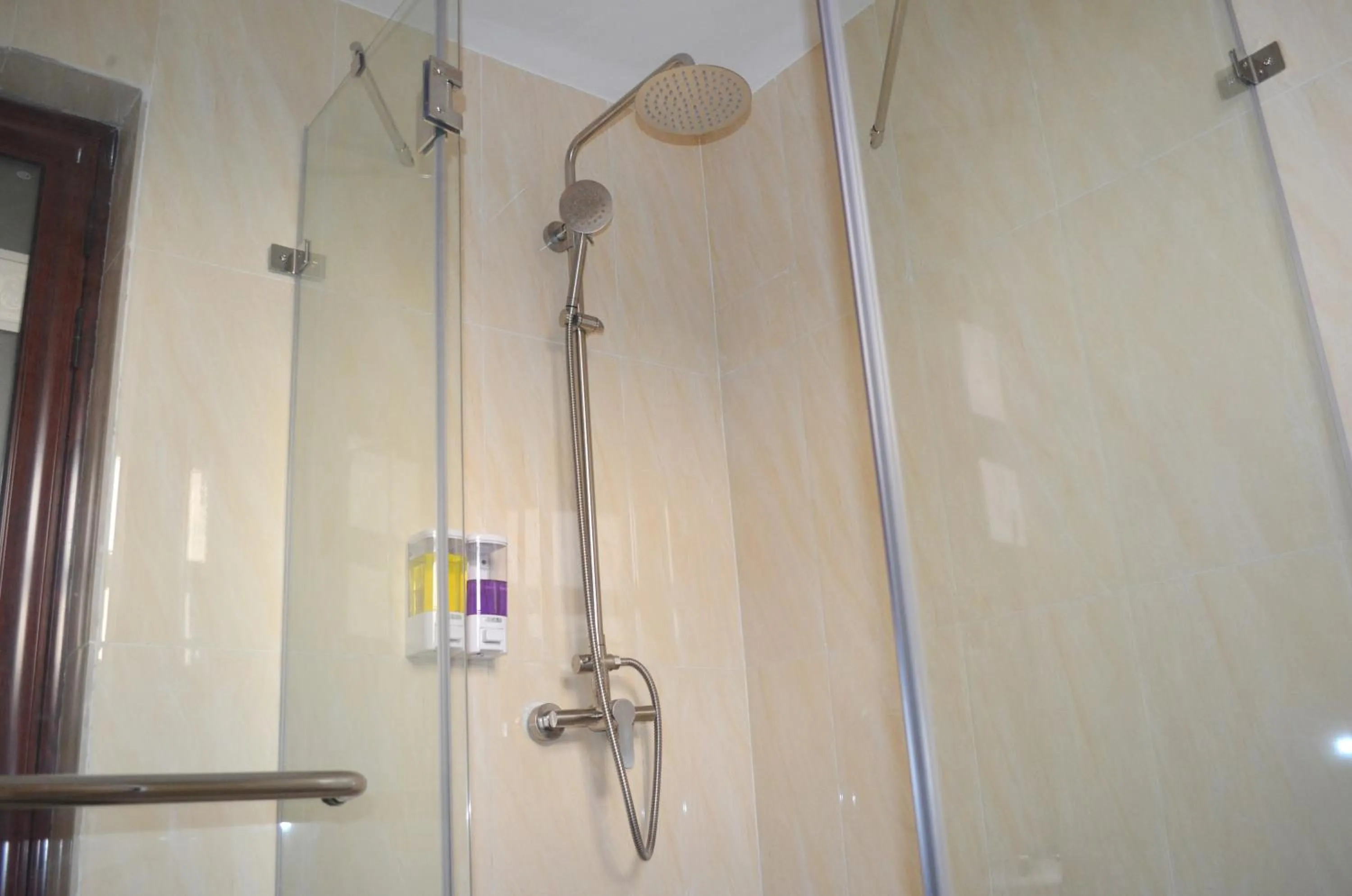 Shower in Hillside Plaza Hotel