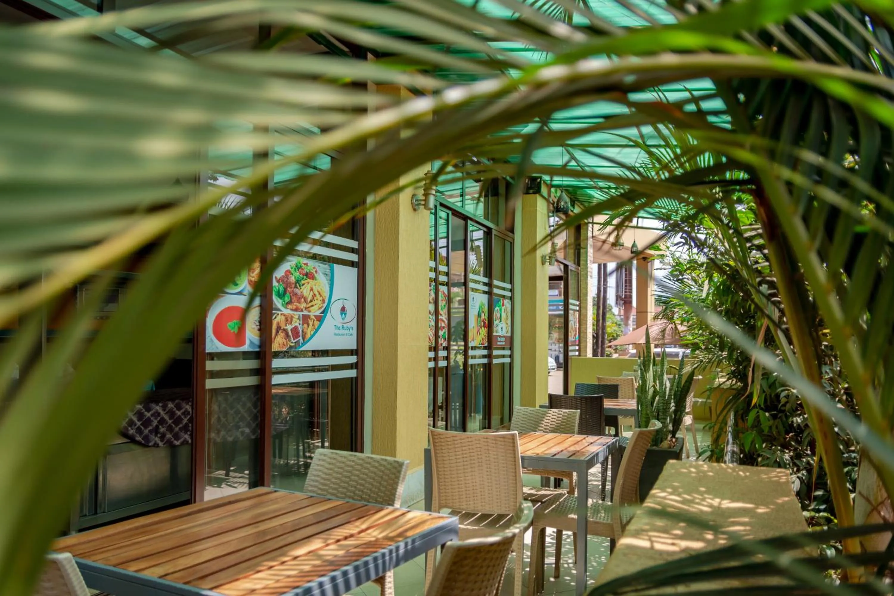 Restaurant/places to eat in Hillside Plaza Hotel