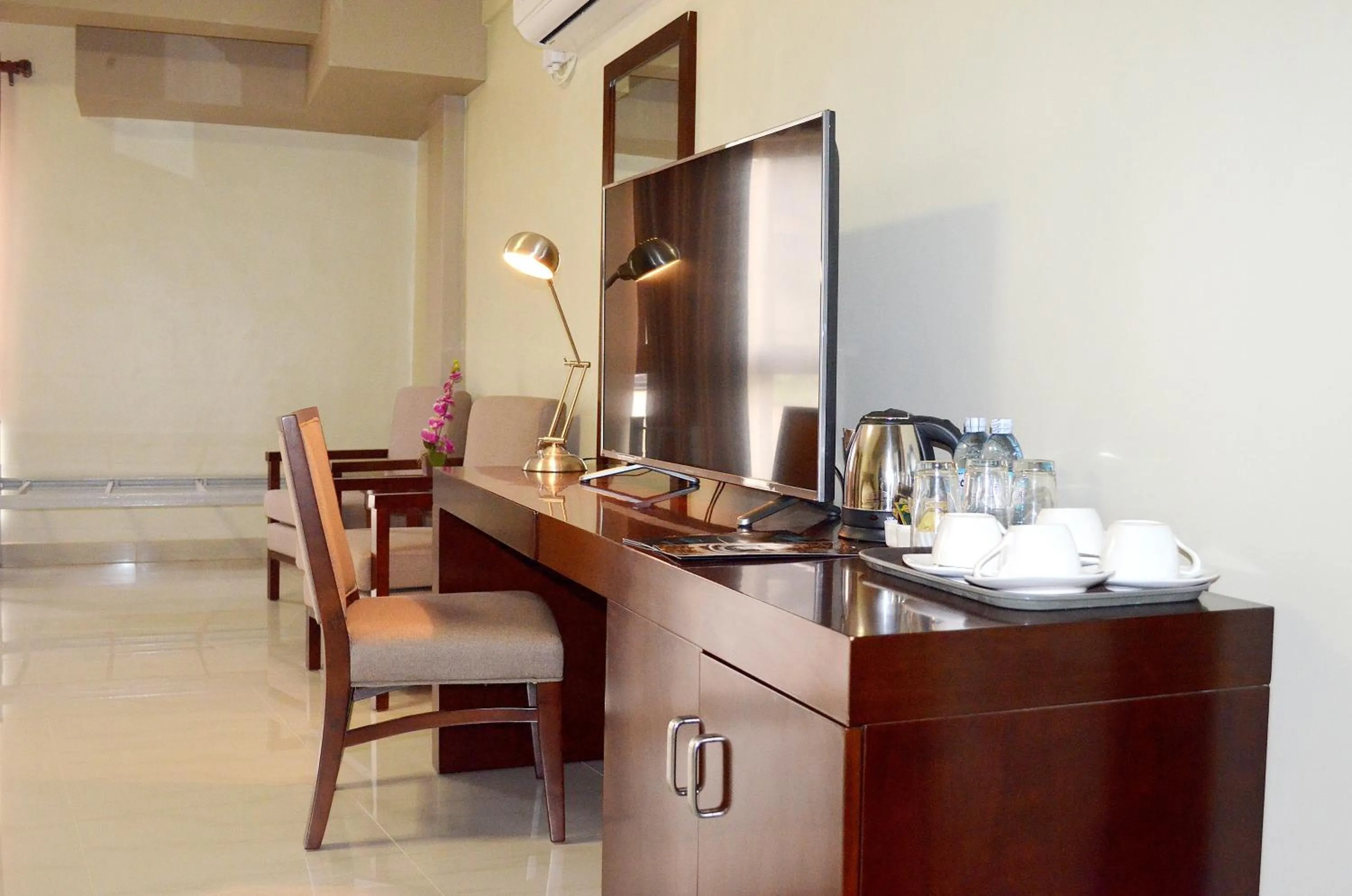 TV and multimedia in Hillside Plaza Hotel