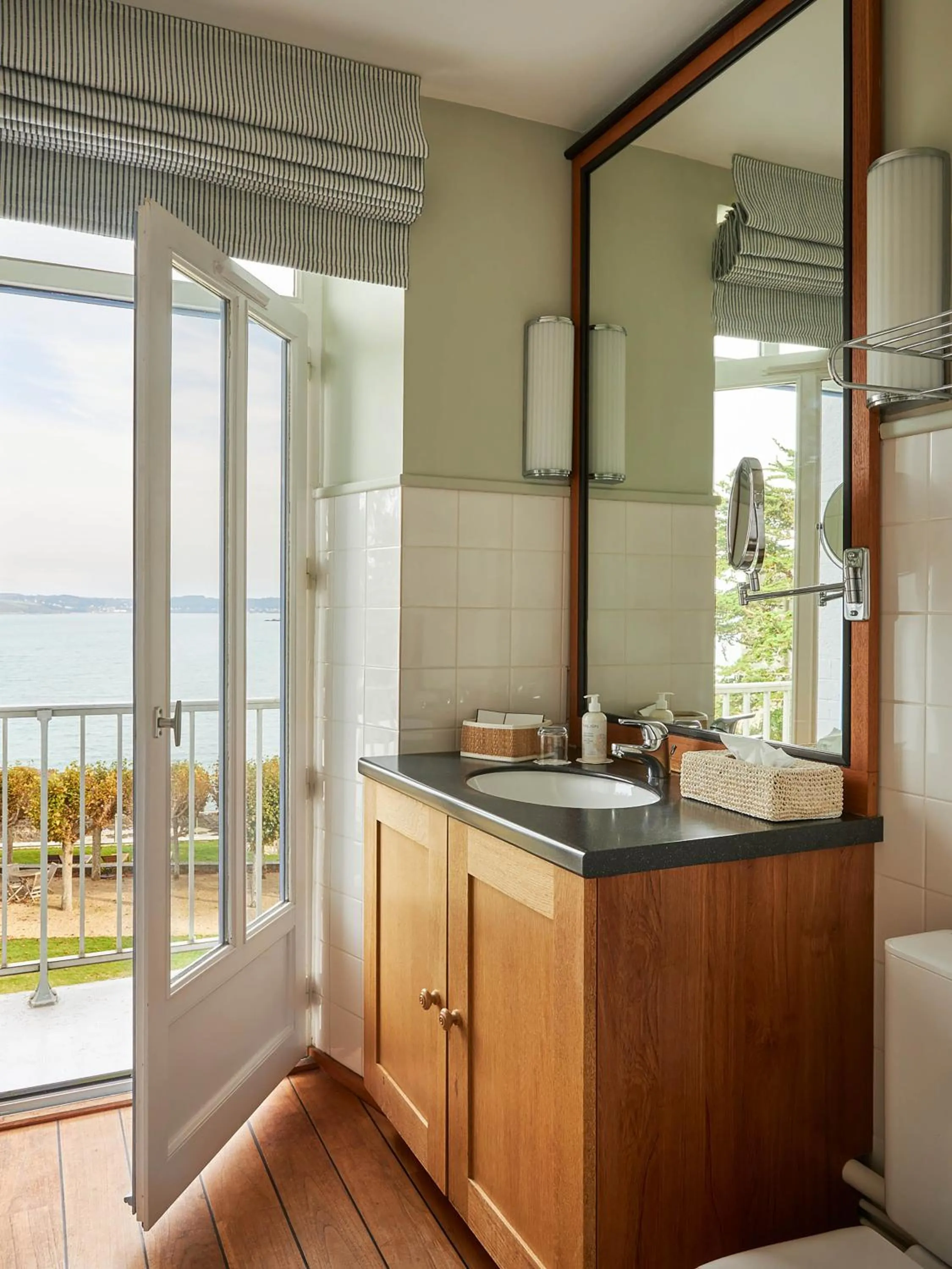 Bathroom in Le Grand Hotel des Bains & Spa - Bretagne