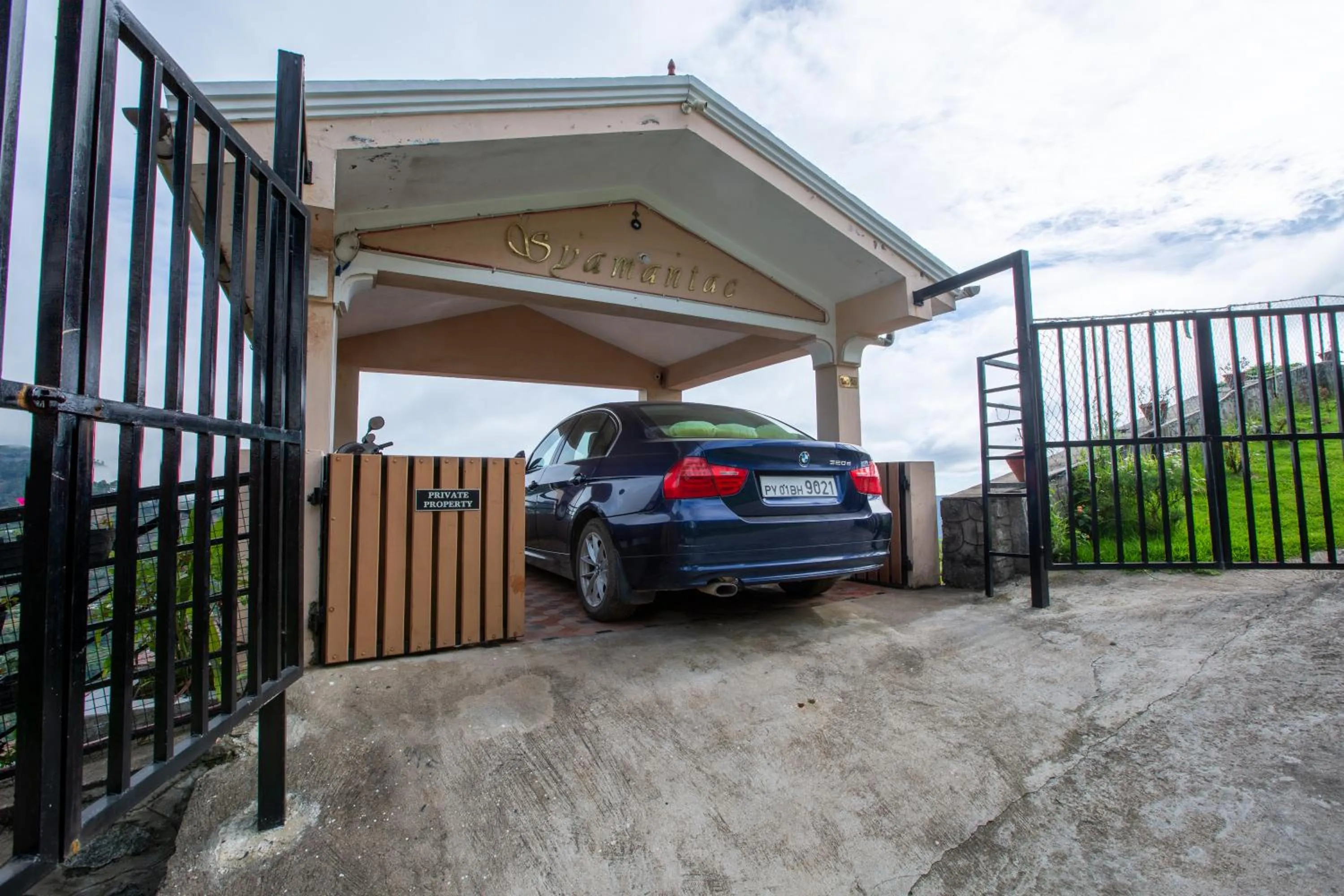 Parking in Syamantac Villa