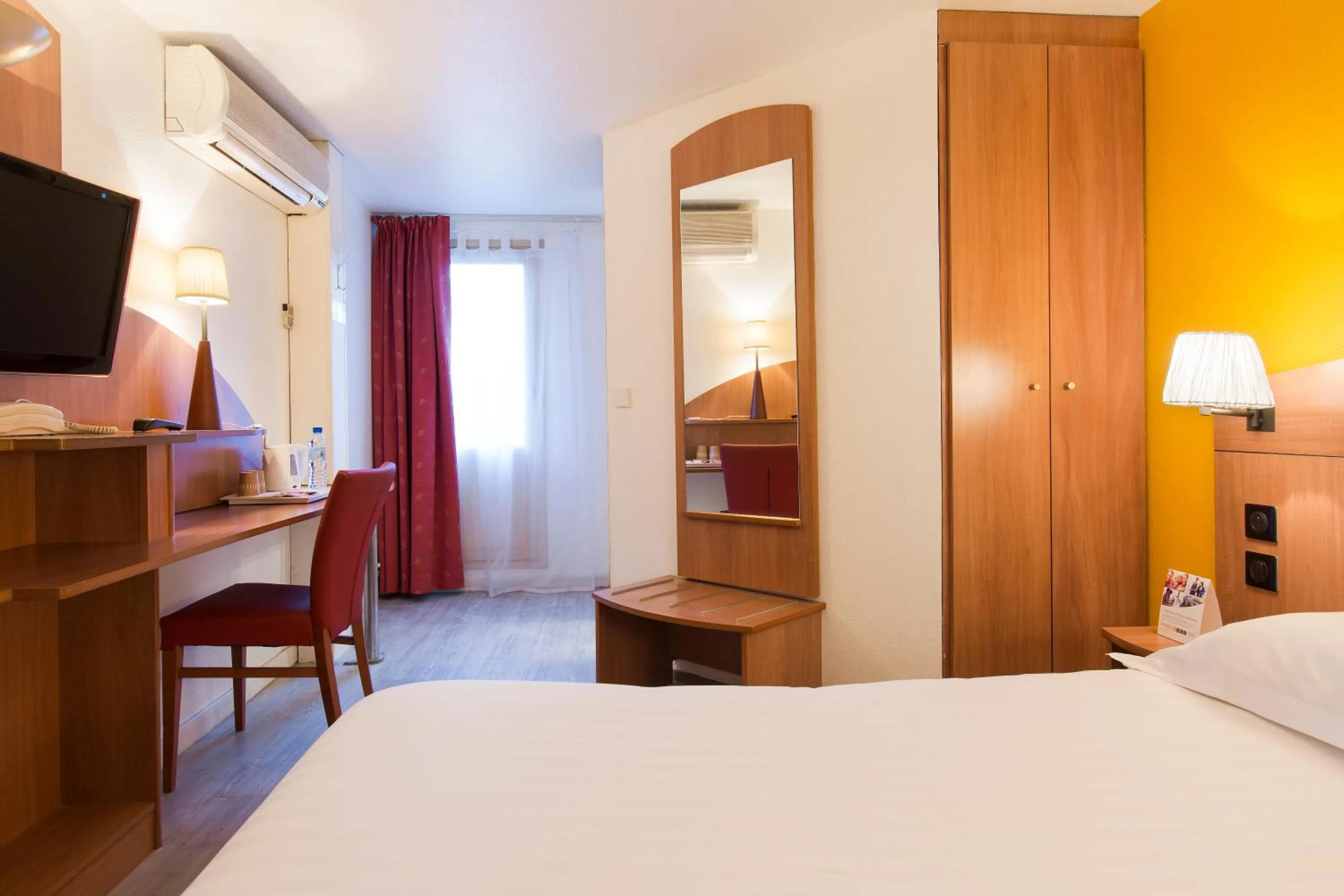 Bedroom, Bed in Comfort Hotel Grenoble Meylan