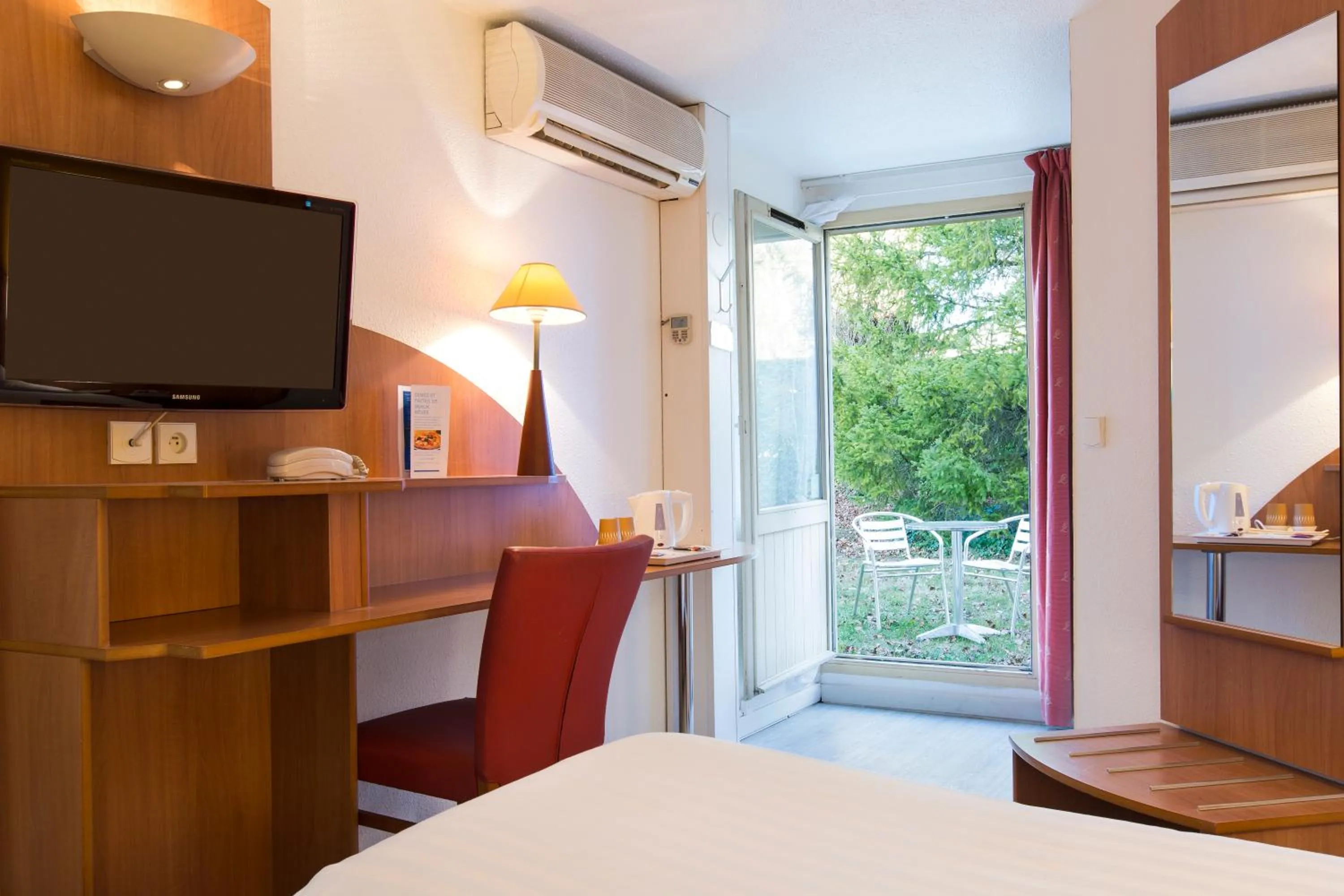 Bedroom, Bed in Comfort Hotel Grenoble Meylan