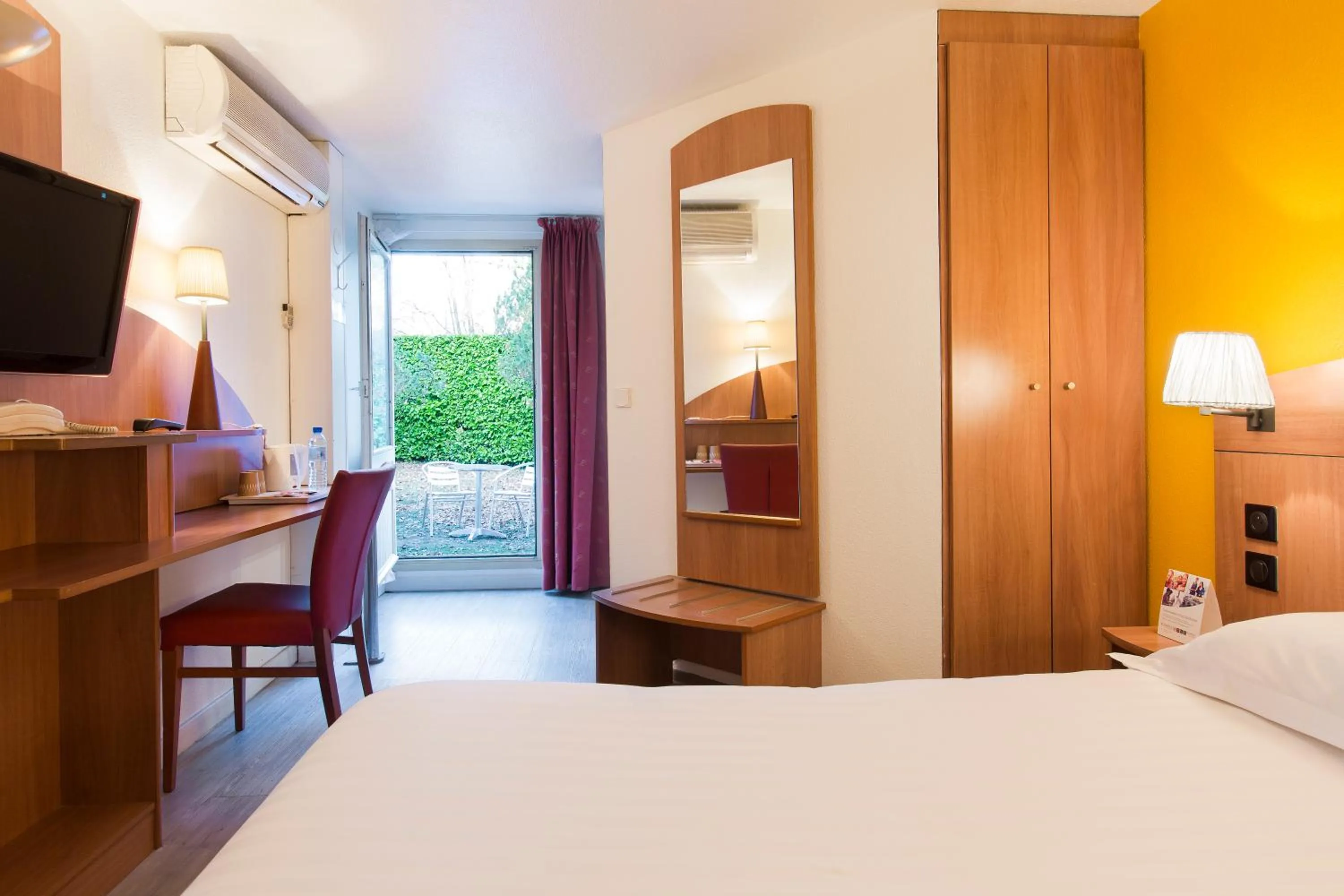 Bedroom, Bed in Comfort Hotel Grenoble Meylan