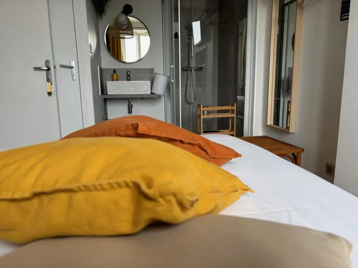 Bathroom, Bed in Hôtel Le Tiburon