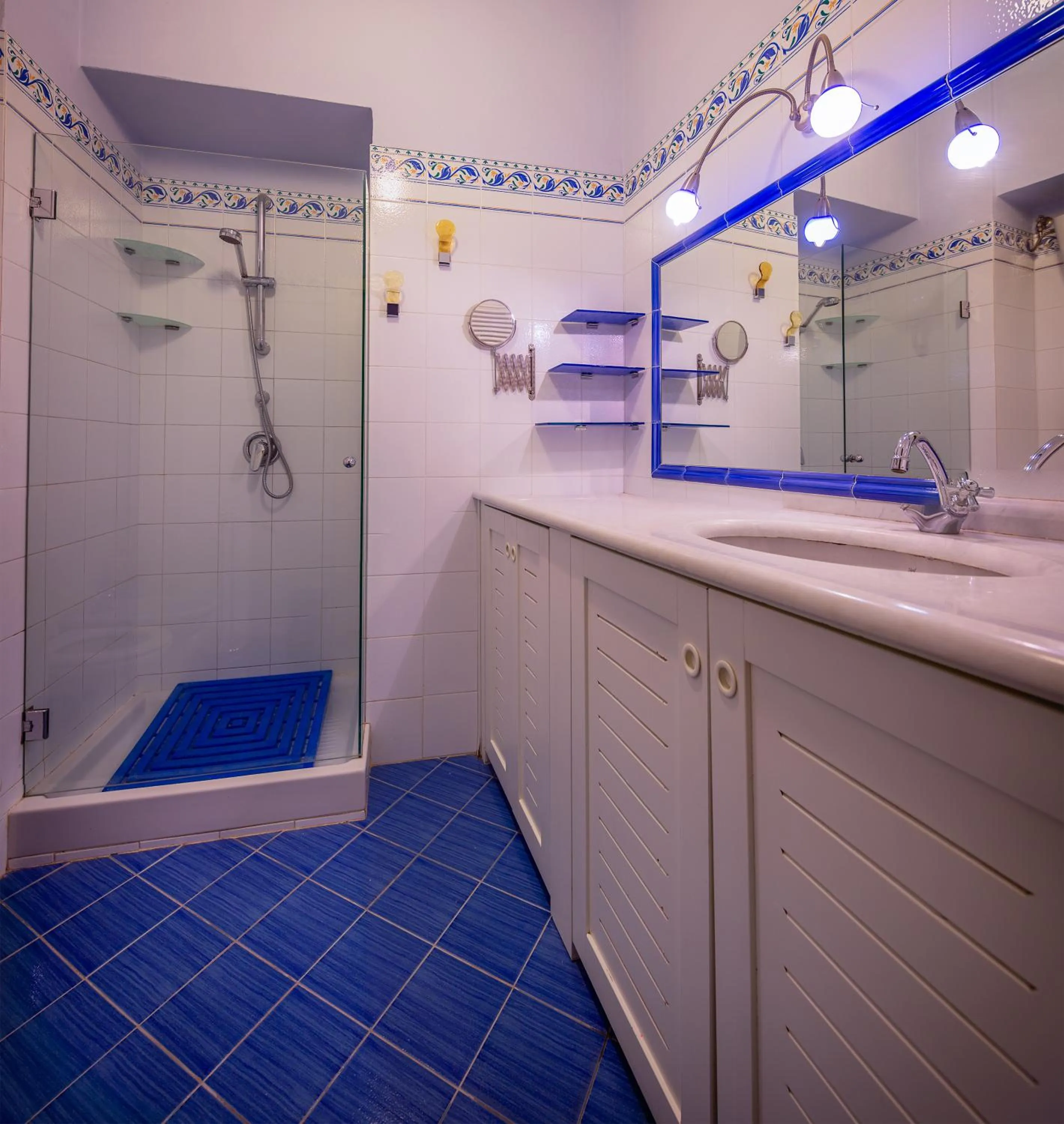 Shower in de' Montetini