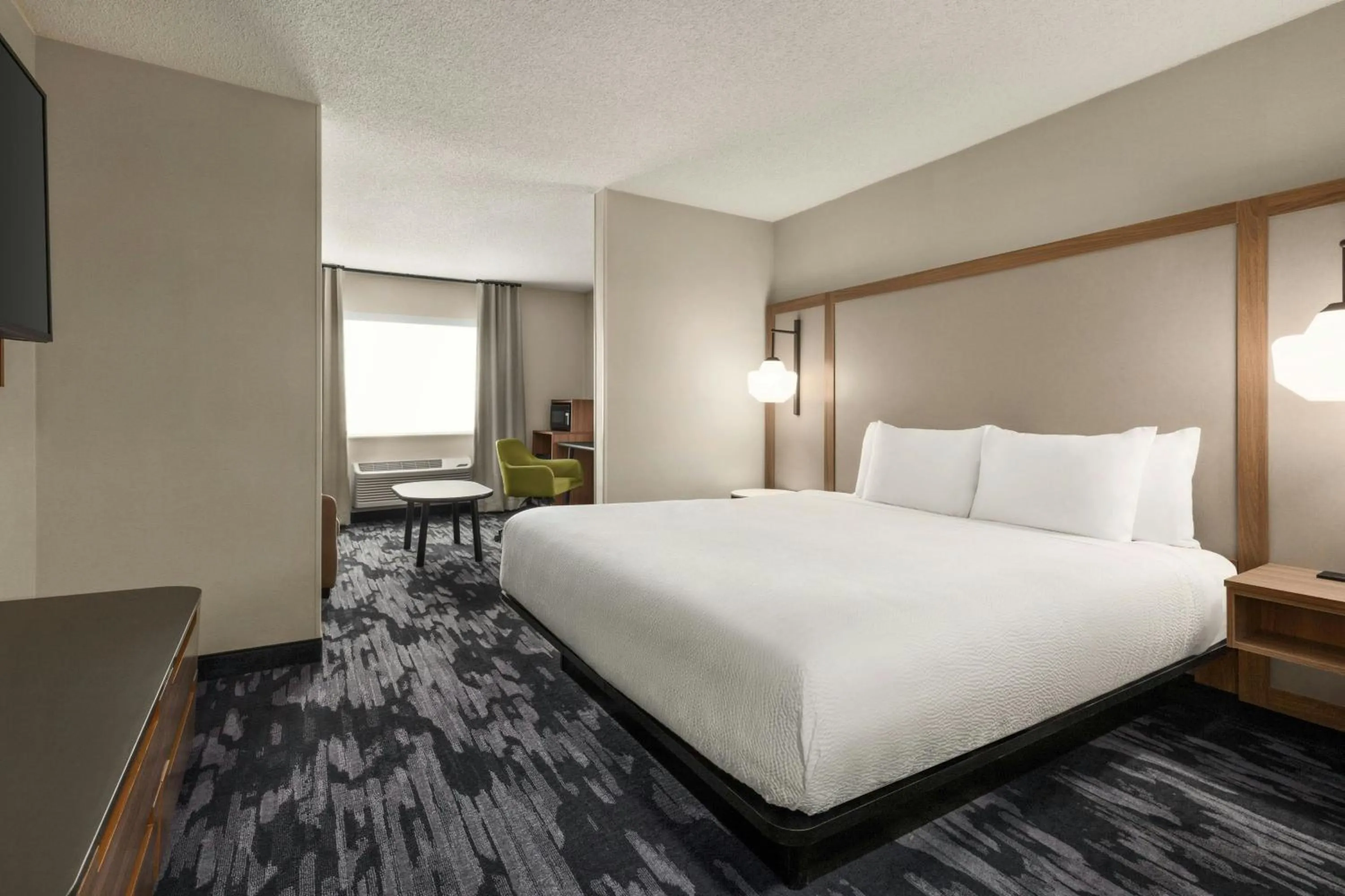 Photo of the whole room, Bed in Fairfield Inn & Suites Findlay