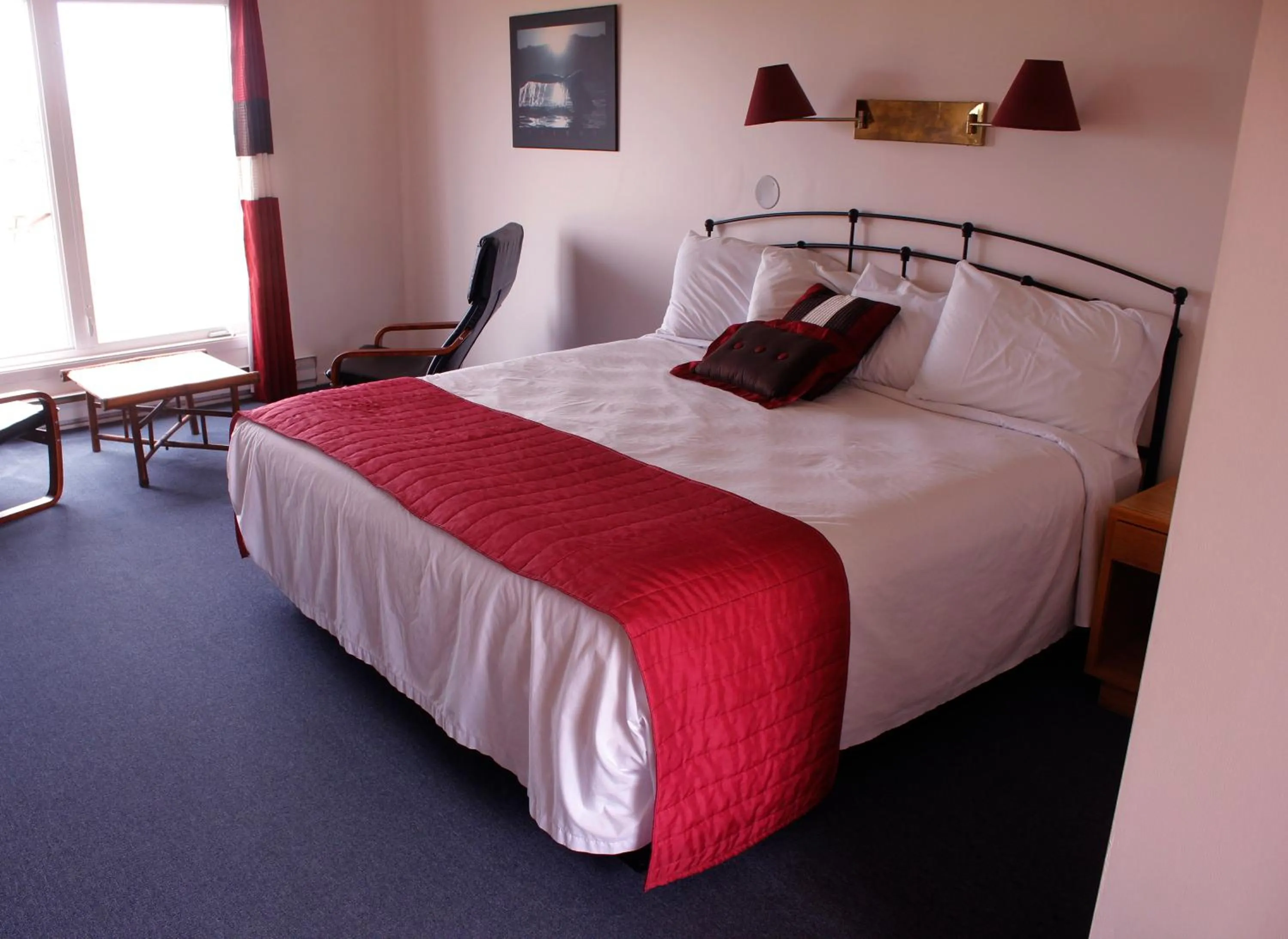 Photo of the whole room, Bed in Brier Island Lodge