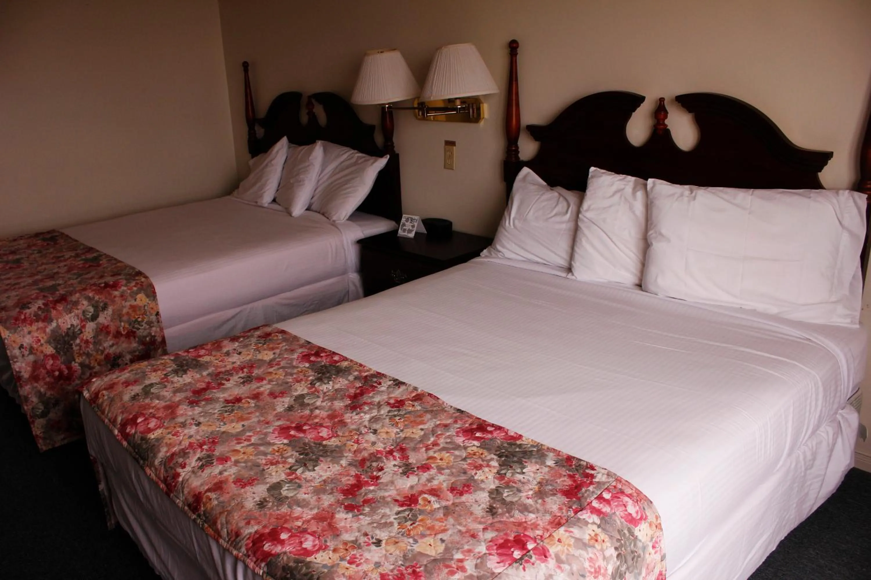 Photo of the whole room, Bed in Brier Island Lodge