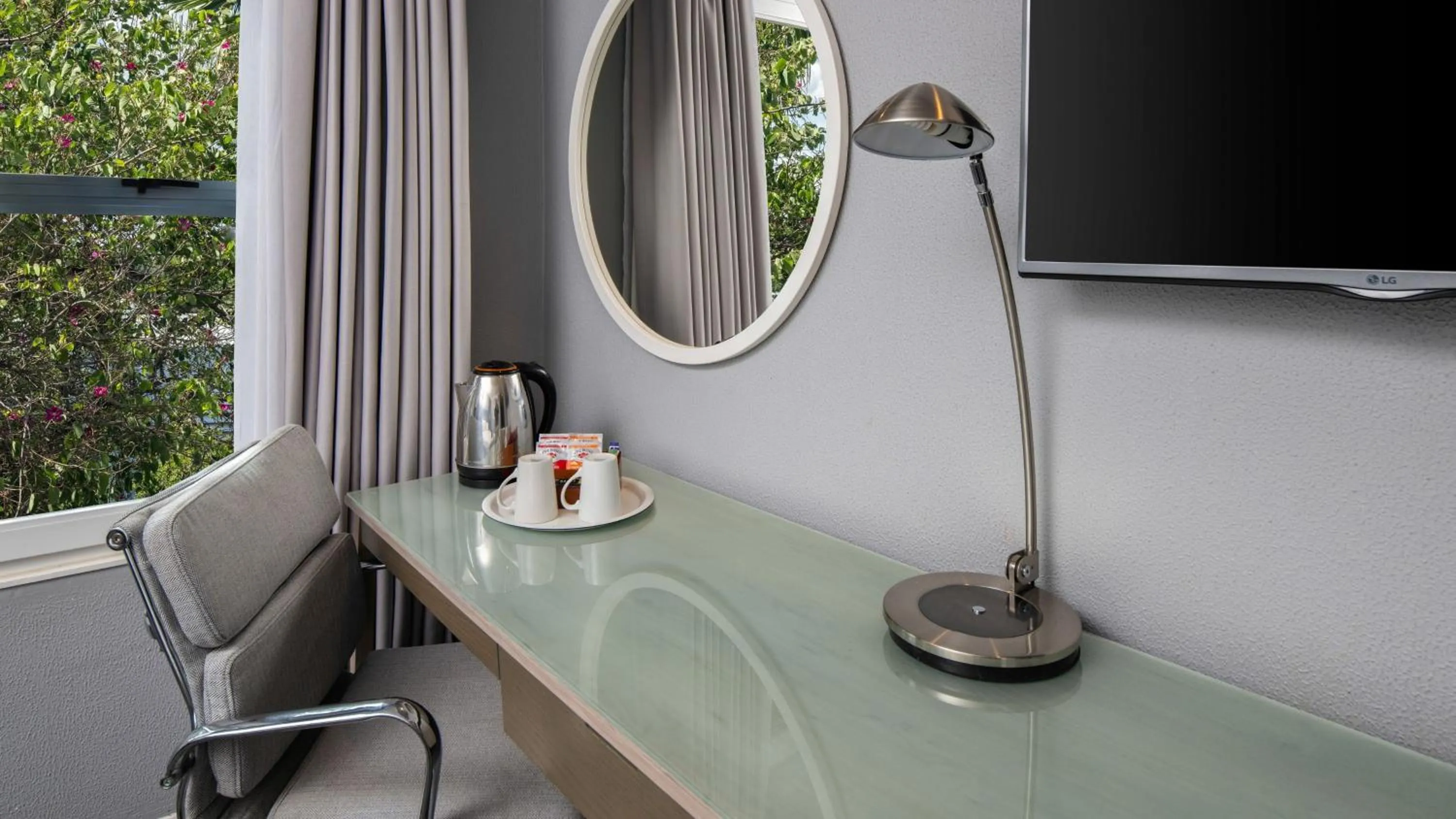 Photo of the whole room in Holiday Inn Johannesburg OR Tambo Airport Hotel by IHG