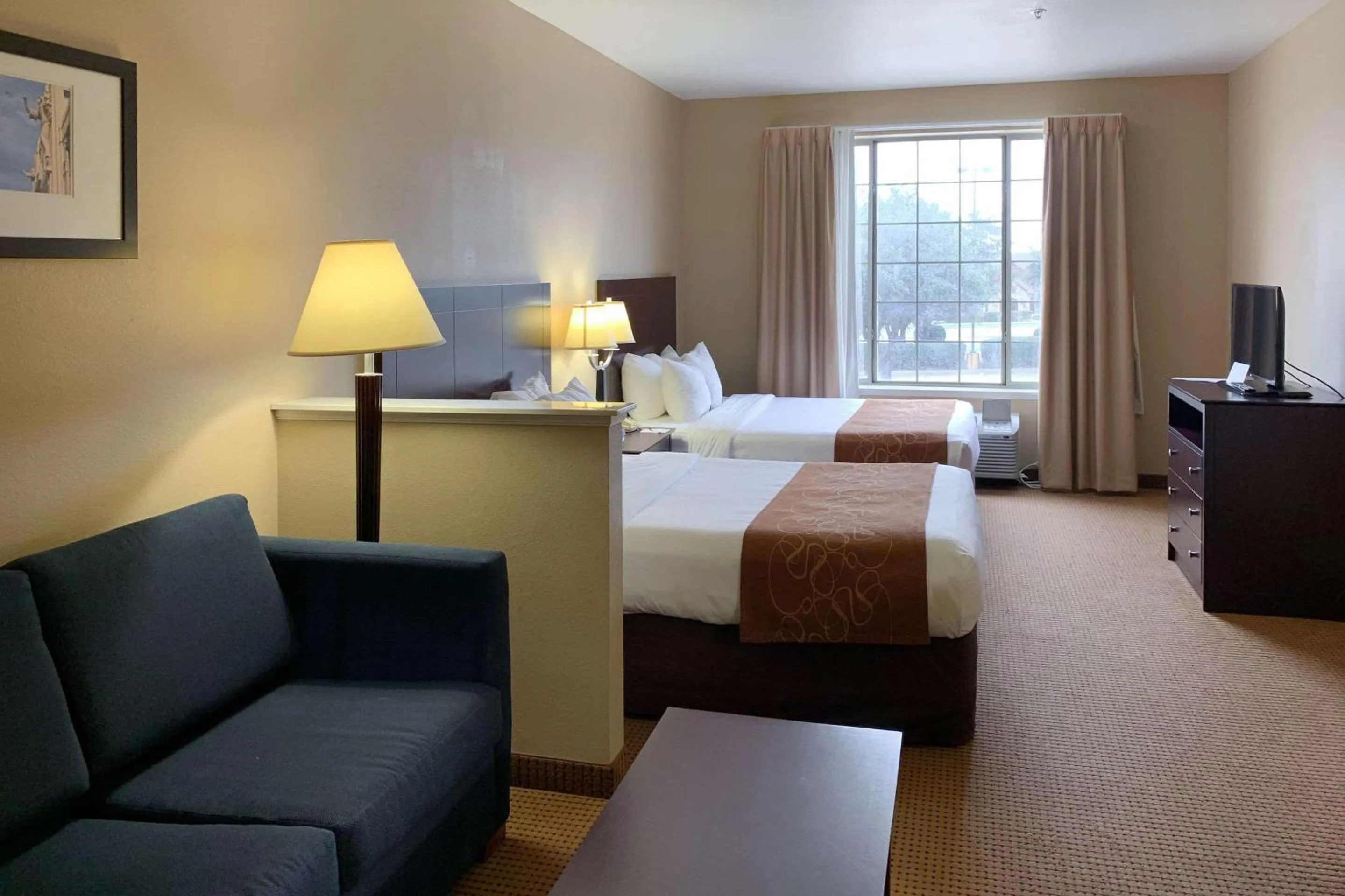 Bedroom, Bed in Comfort Suites Roanoke - Fort Worth North
