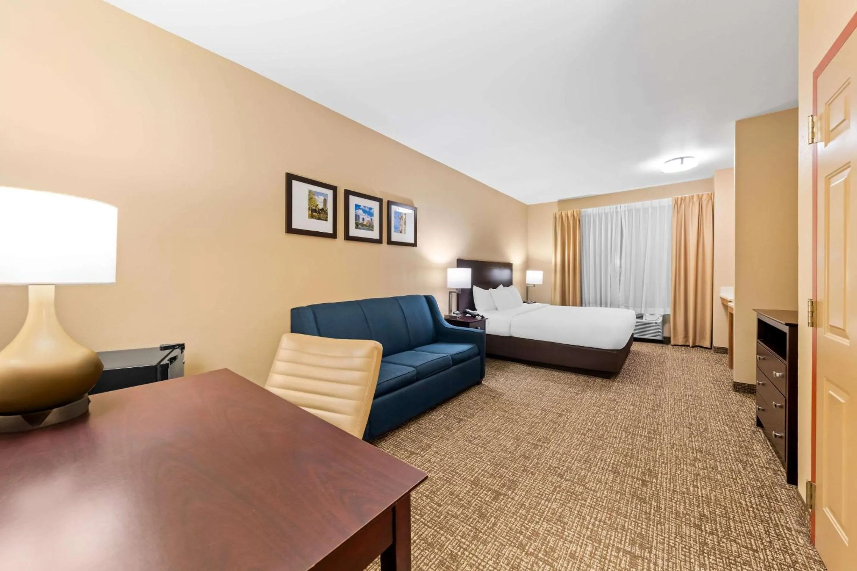 Bedroom, Bed in Comfort Suites Roanoke - Fort Worth North