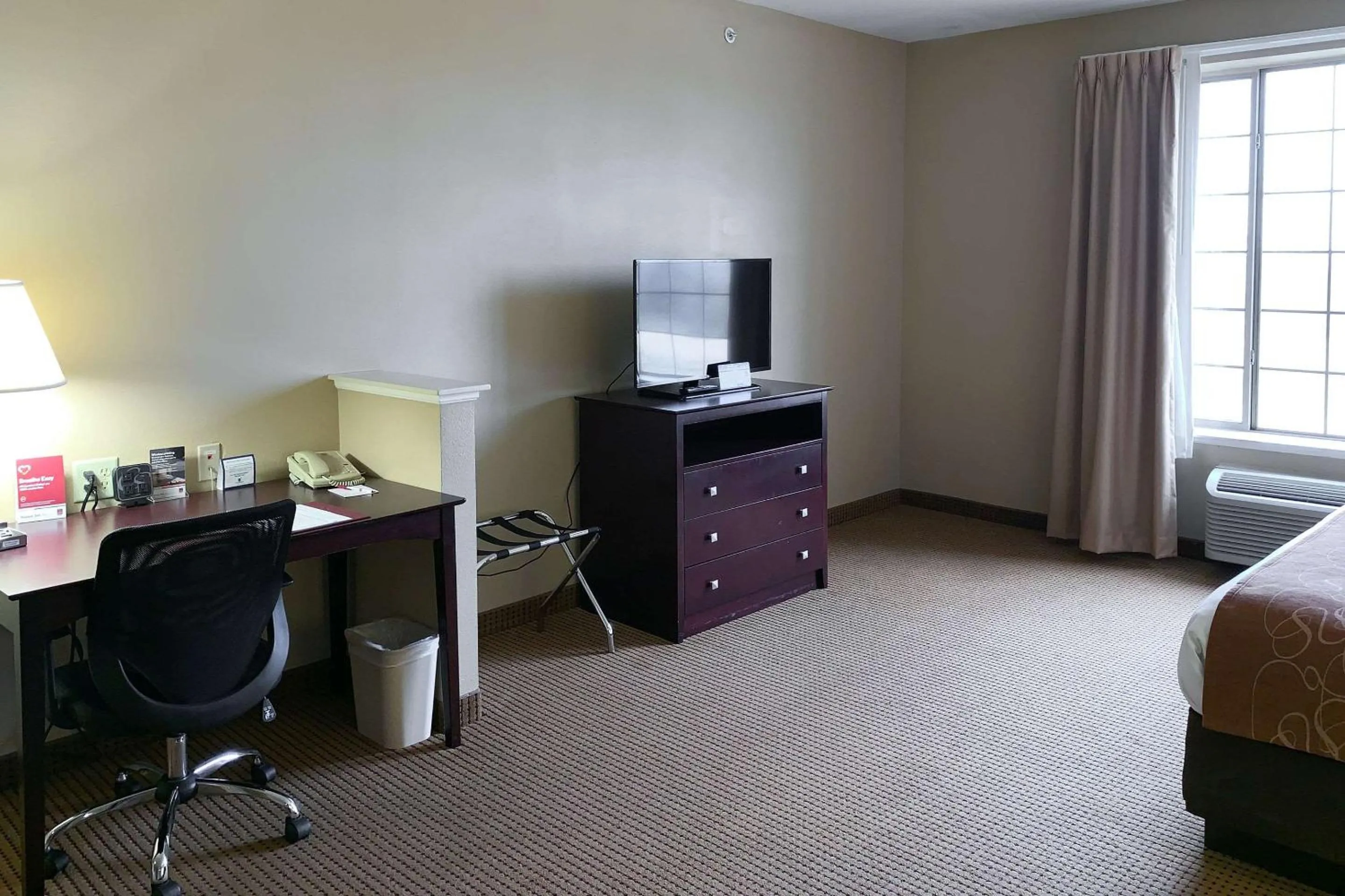 Bedroom, Bed in Comfort Suites Roanoke - Fort Worth North