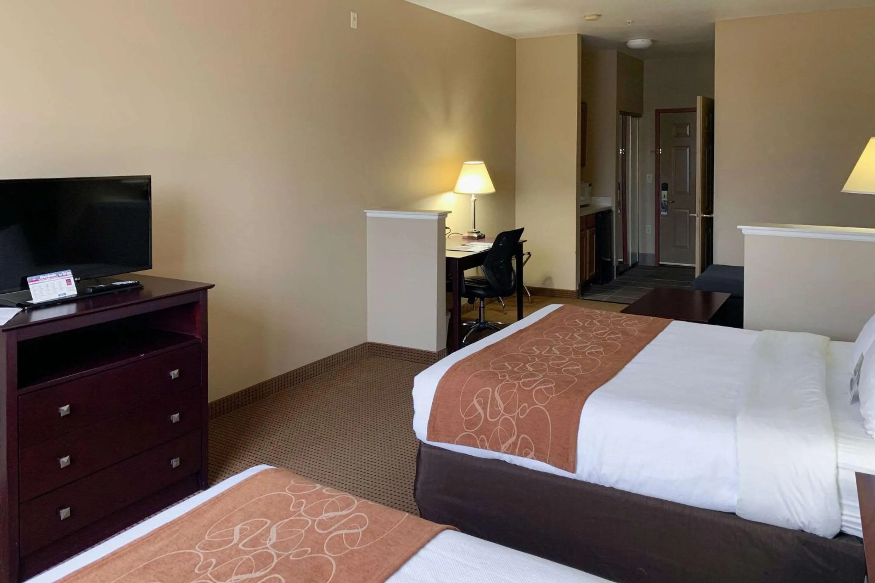 Bedroom, Bed in Comfort Suites Roanoke - Fort Worth North