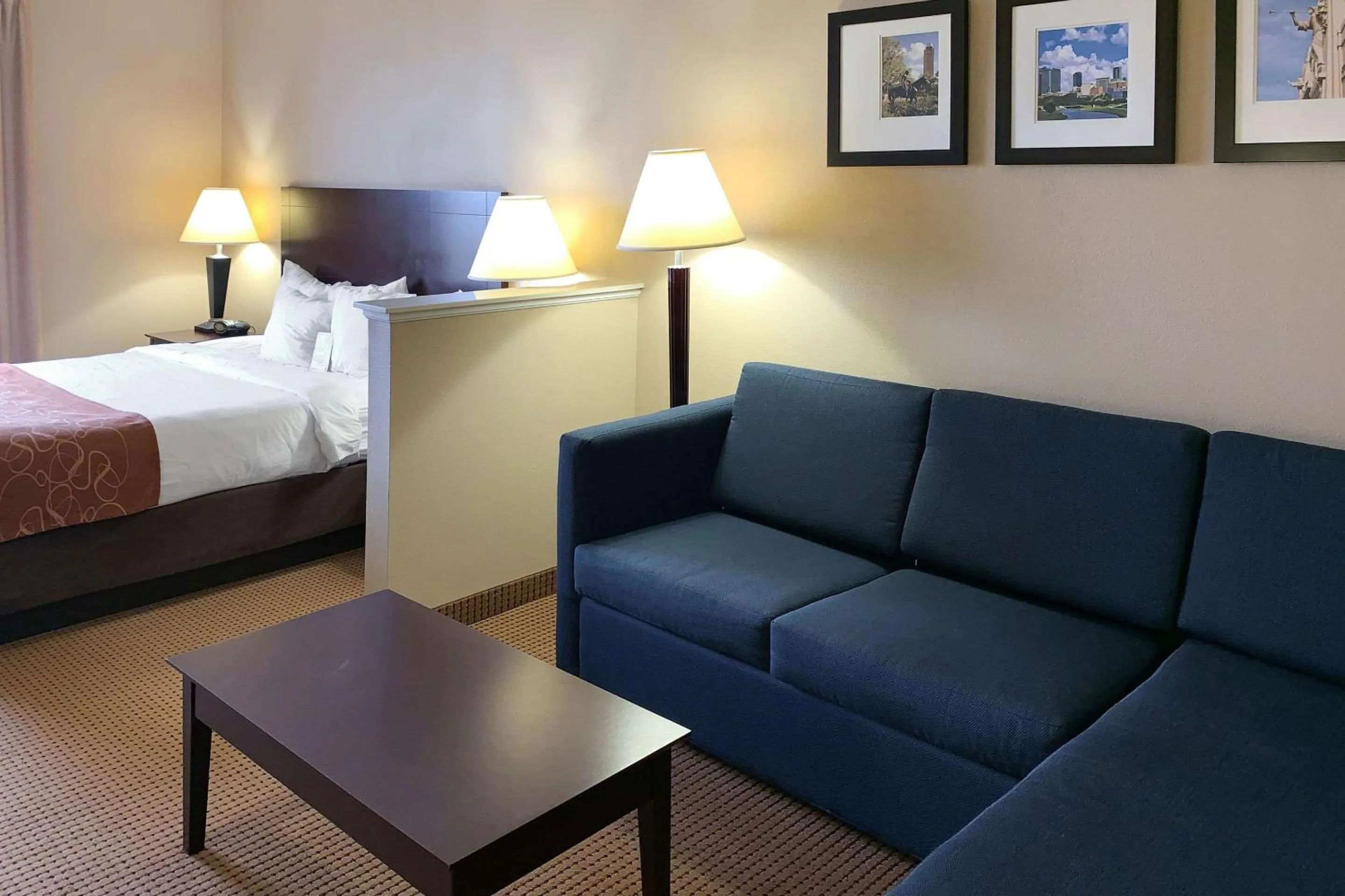 Bedroom, Bed in Comfort Suites Roanoke - Fort Worth North