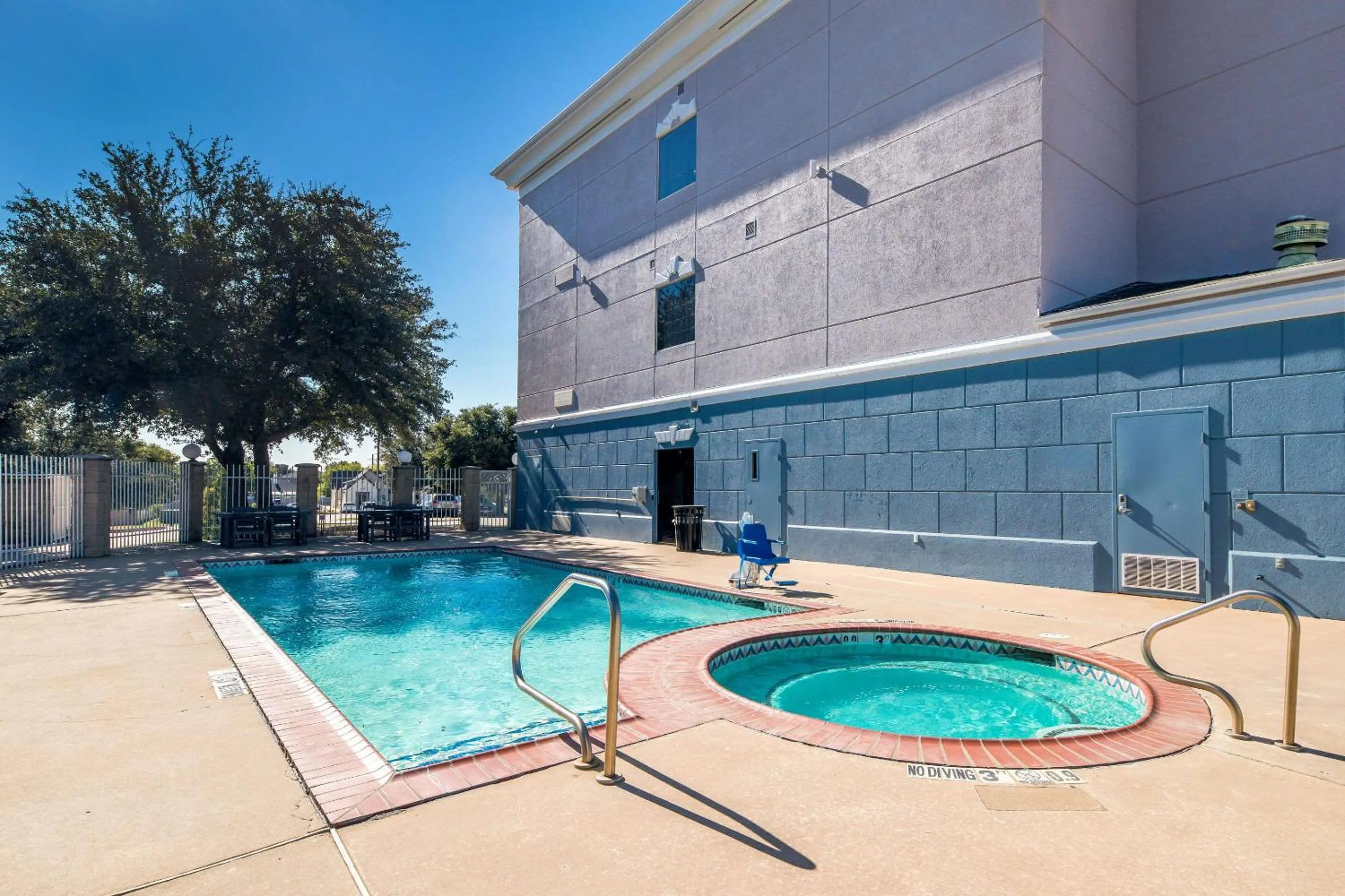 Swimming pool in Comfort Suites Roanoke - Fort Worth North