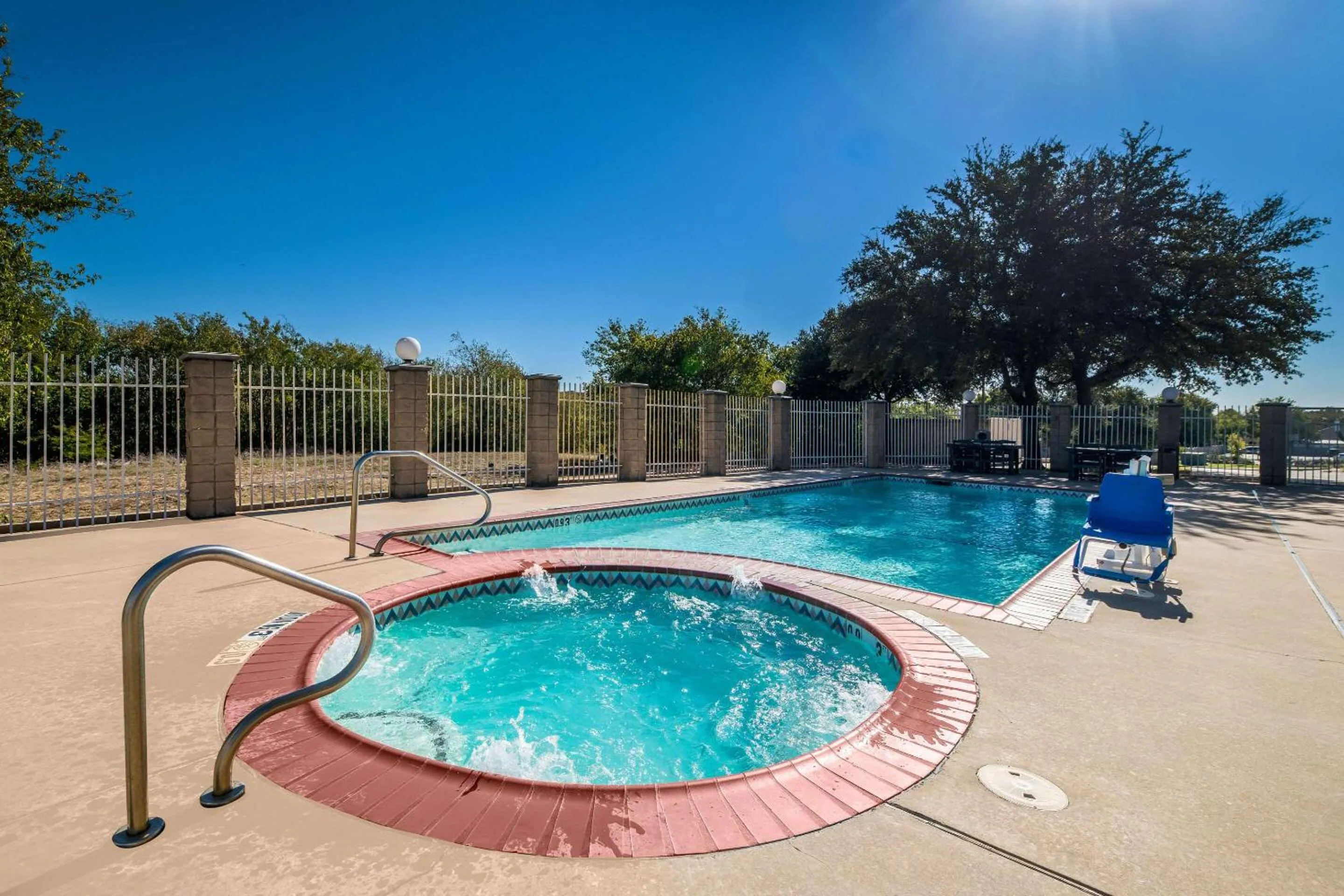 Swimming pool in Comfort Suites Roanoke - Fort Worth North