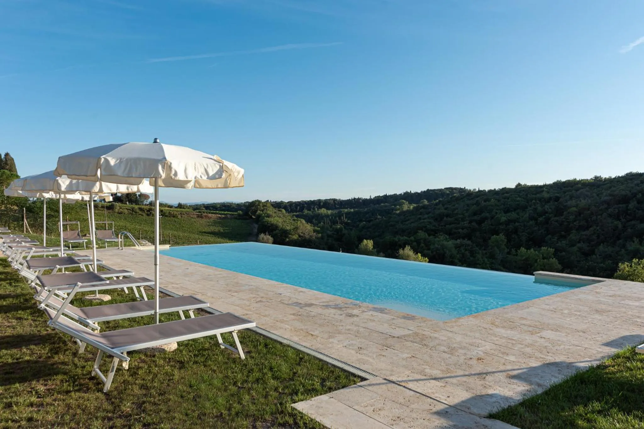 Swimming pool in Chianti B&B Design infinity pool shared
