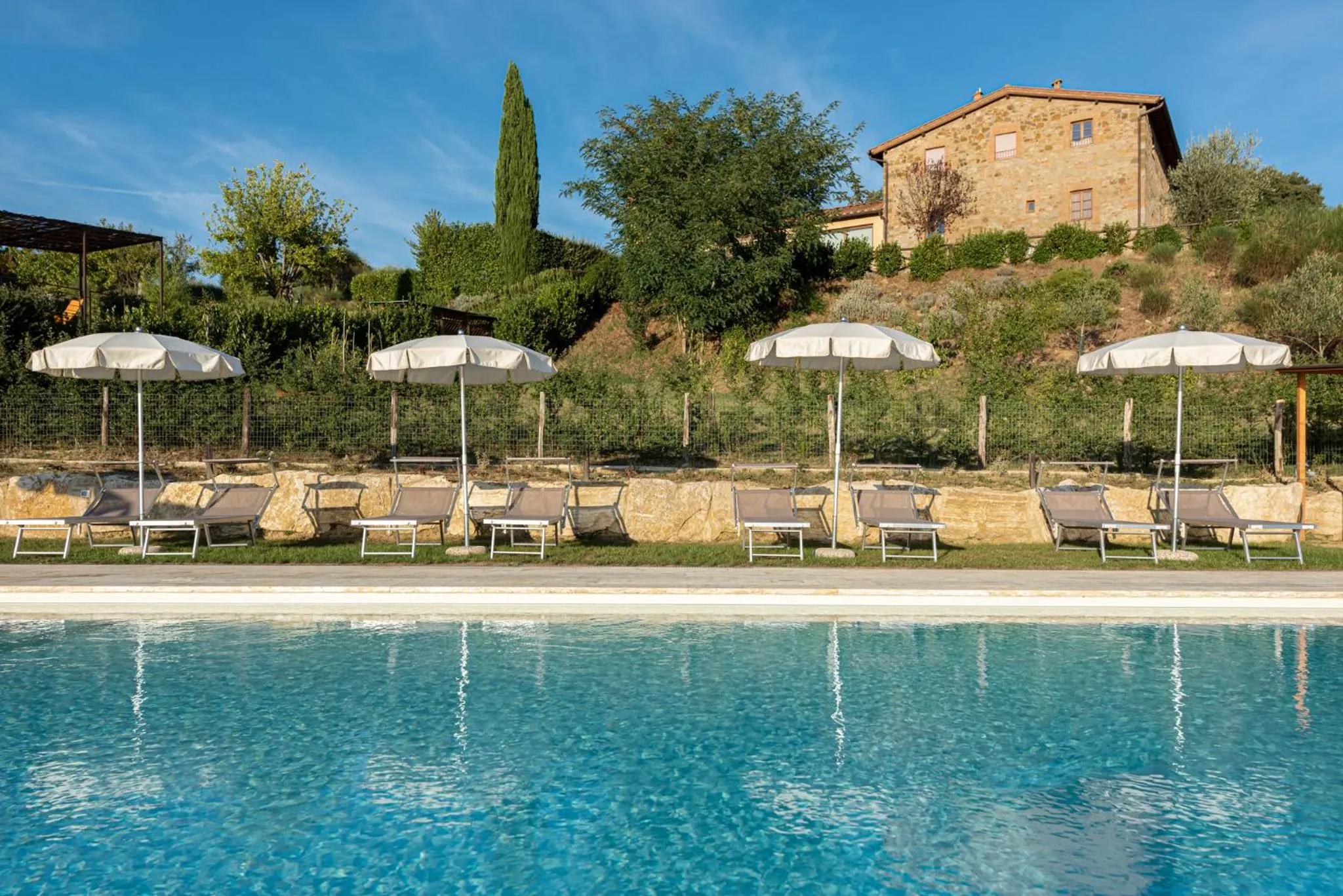 Swimming pool in Chianti B&B Design infinity pool shared