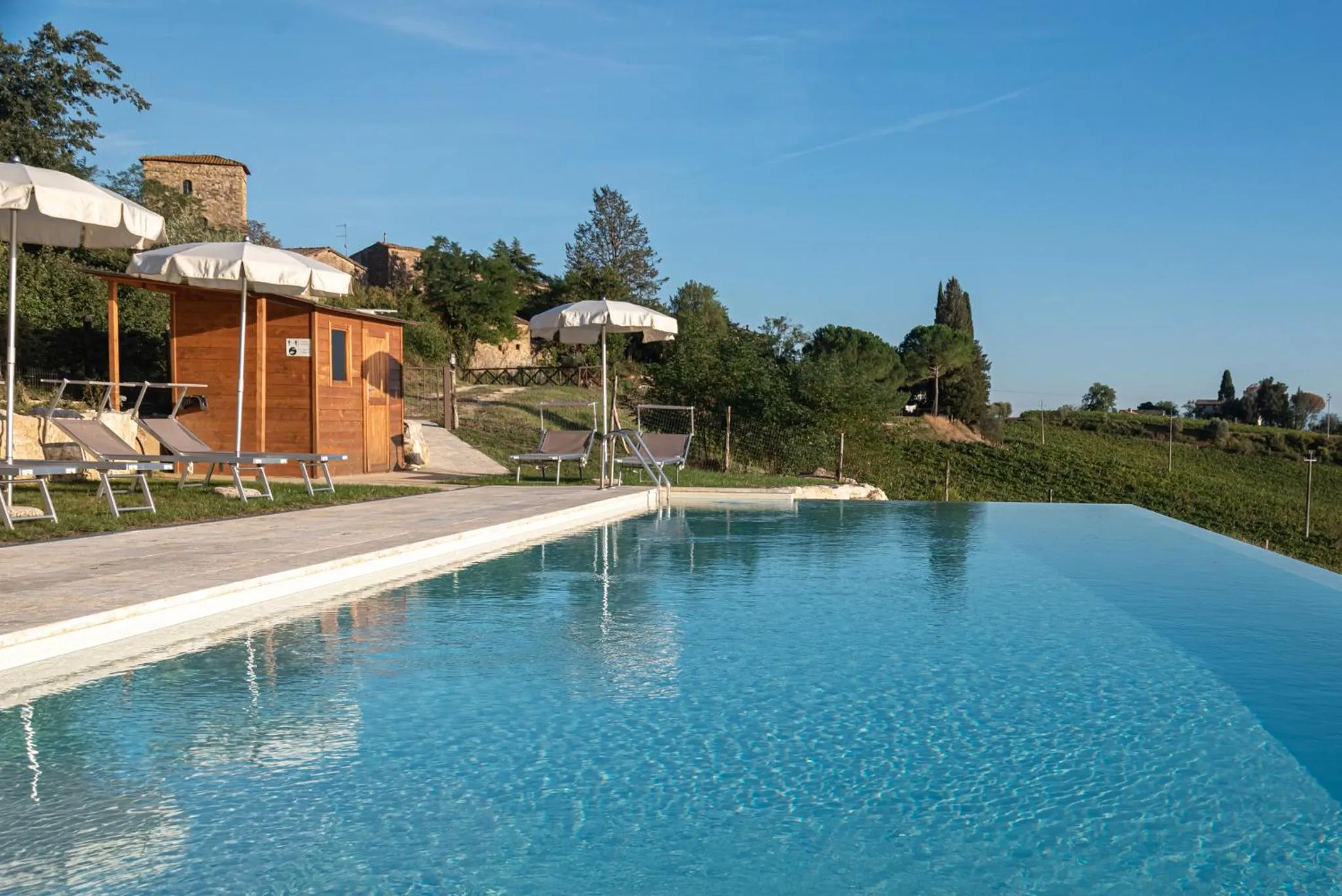 Swimming pool in Chianti B&B Design infinity pool shared