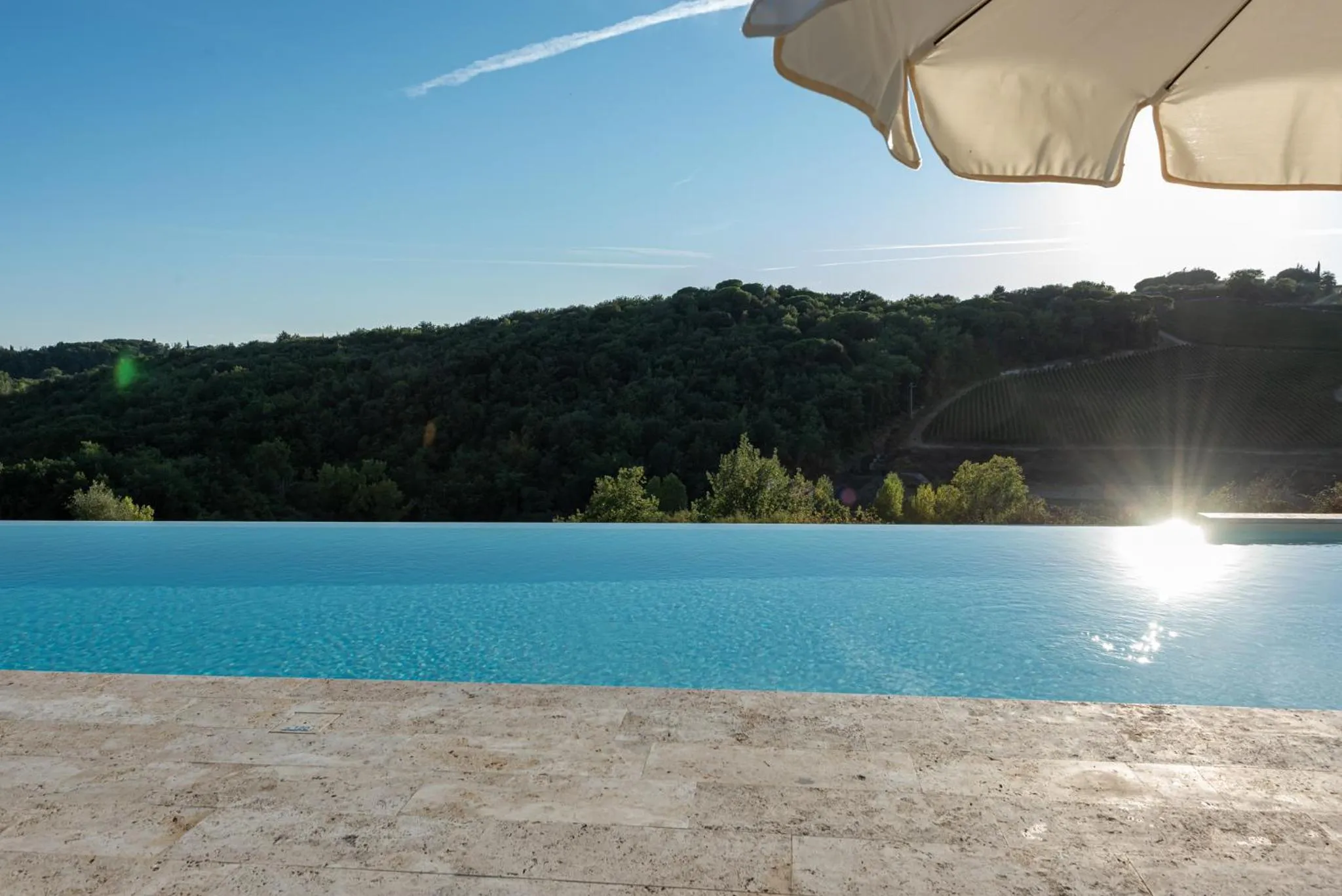 Swimming pool in Chianti B&B Design infinity pool shared
